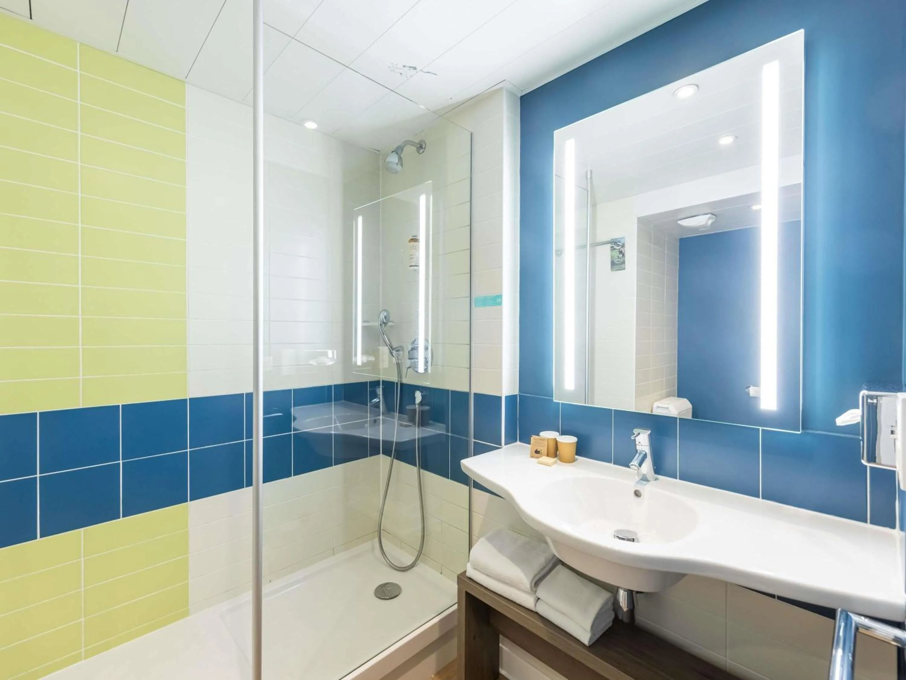 Bedroom in Mercure Paris Massy Gare TGV