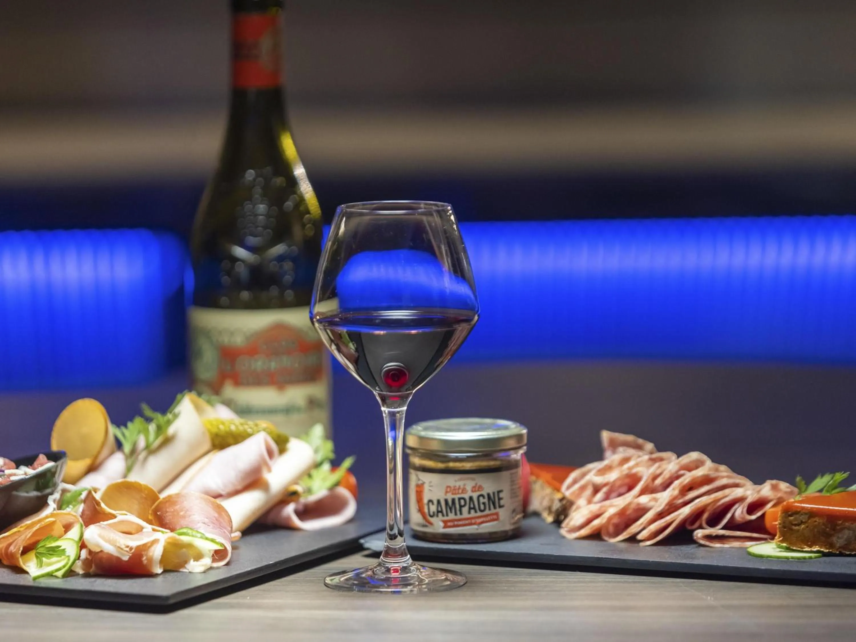 Lounge or bar in Mercure Paris Massy Gare TGV