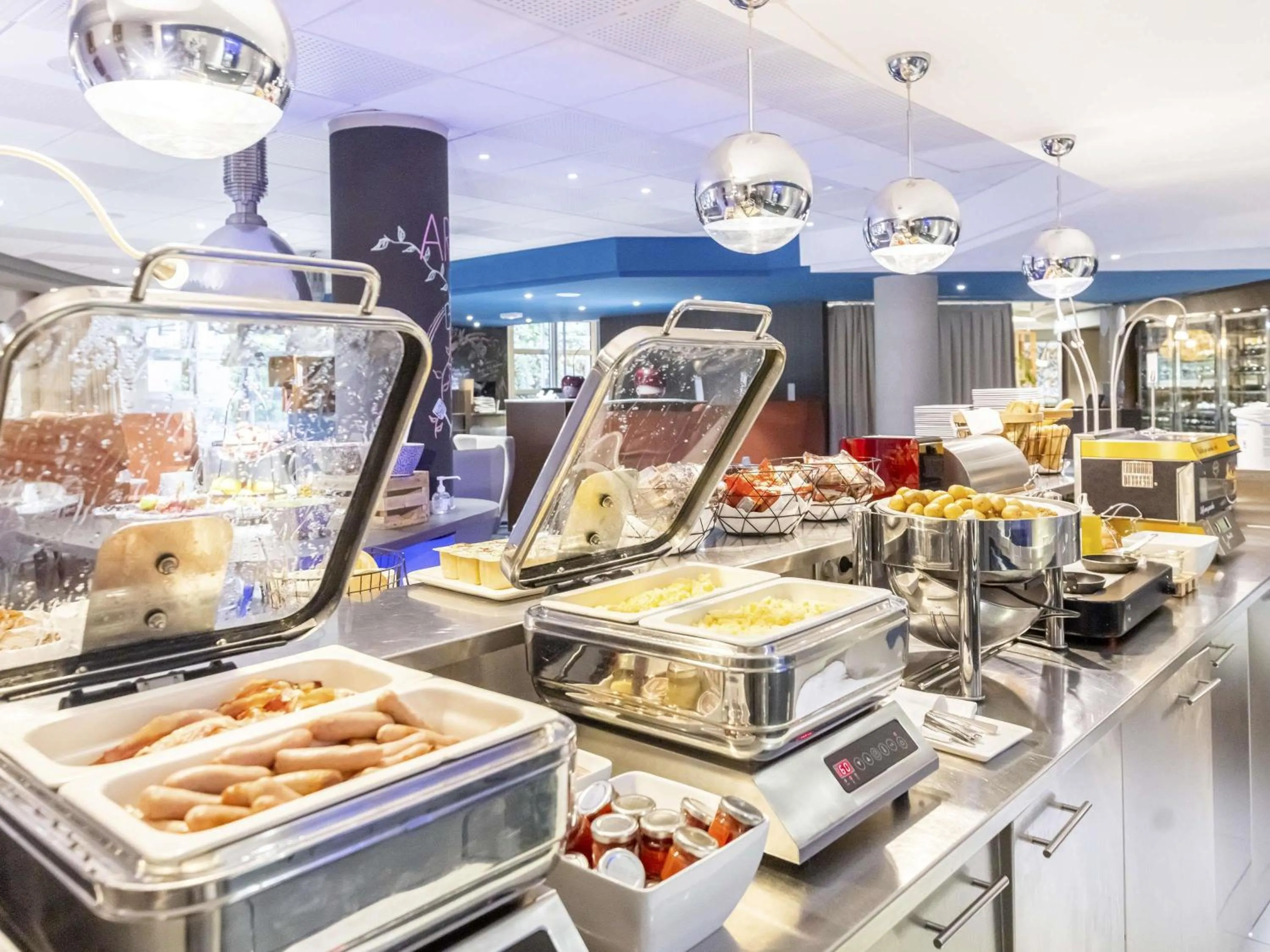 Breakfast in Mercure Paris Massy Gare TGV