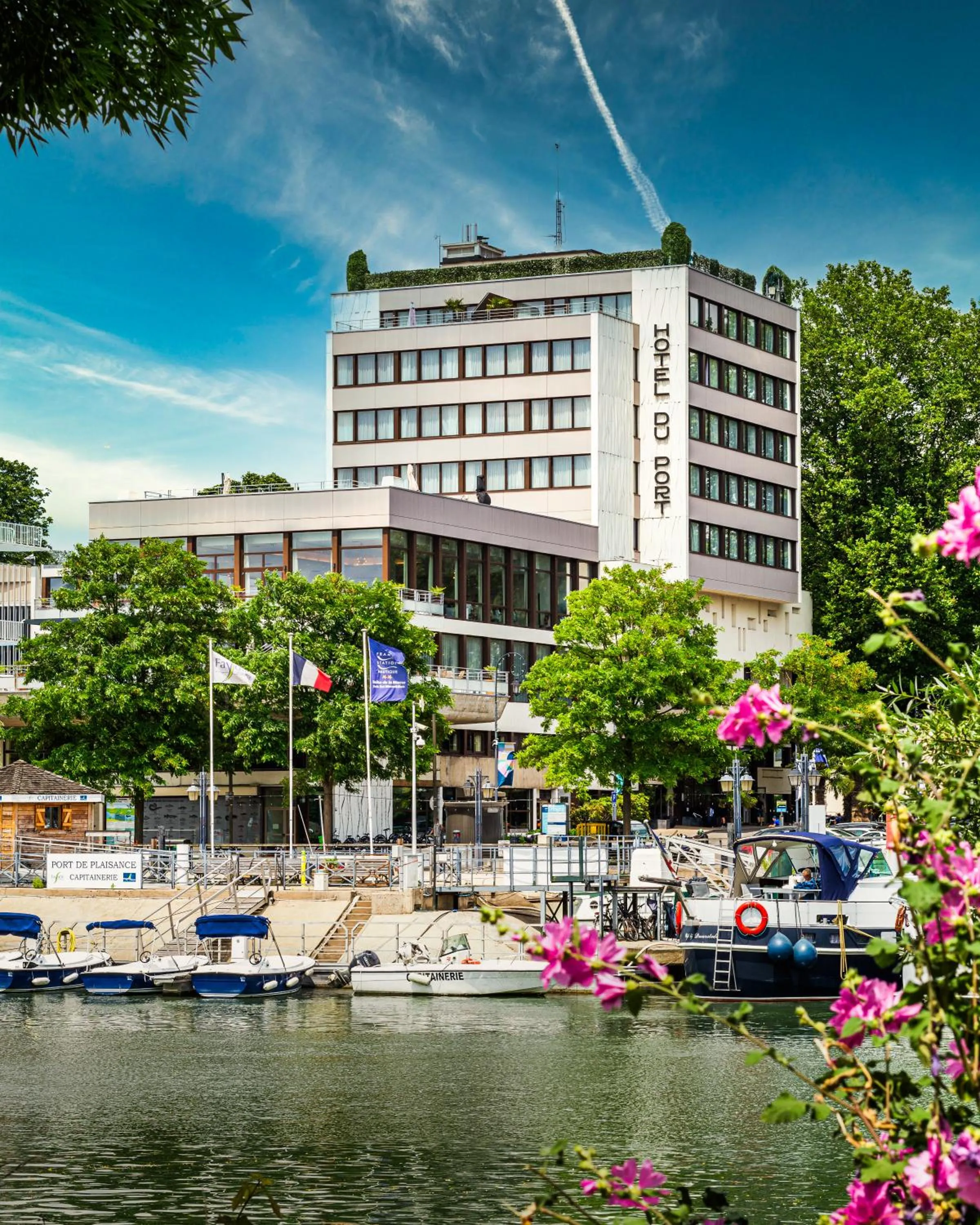 Facade/entrance in Hôtel du Port