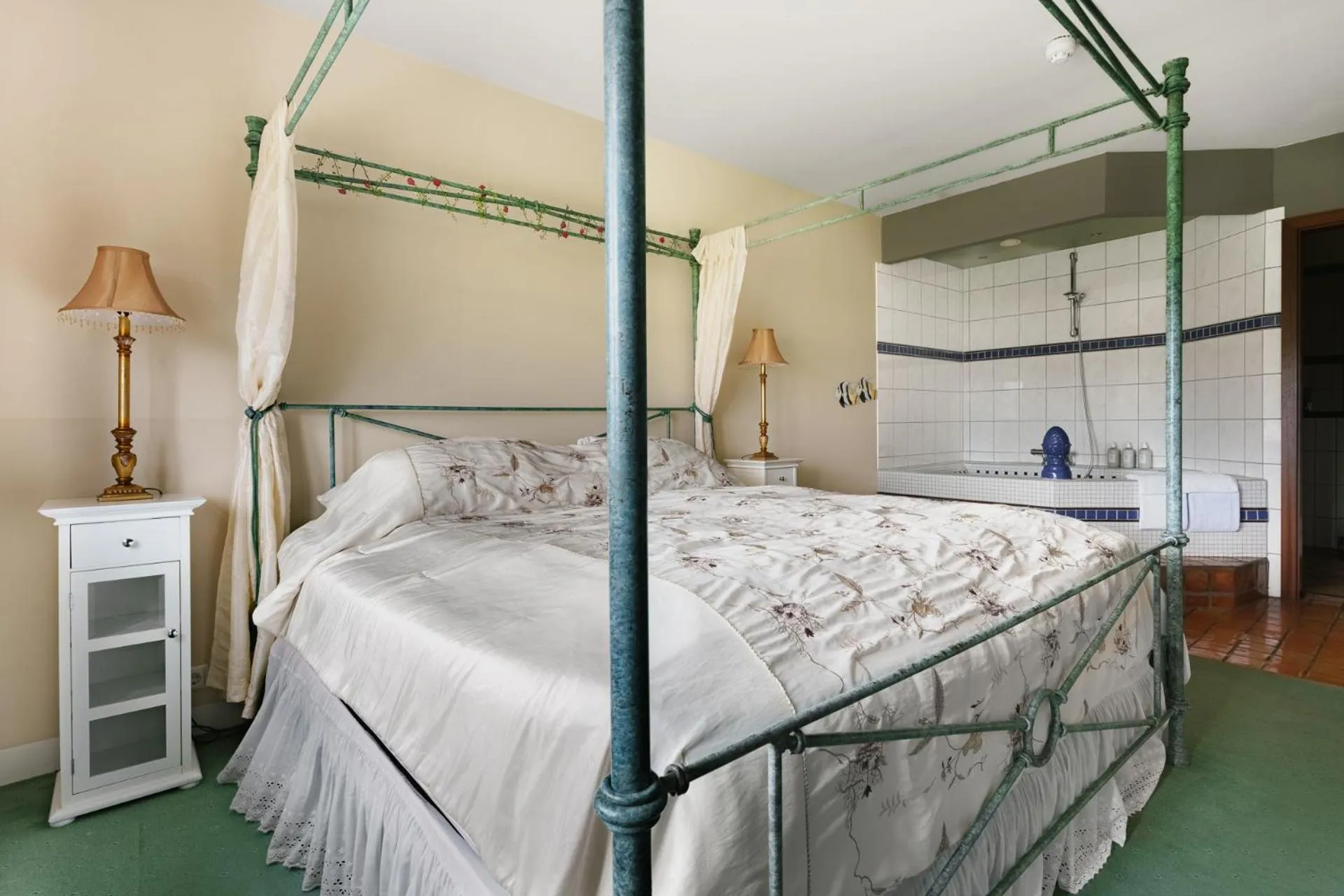 Bed in Hotel Kriunes