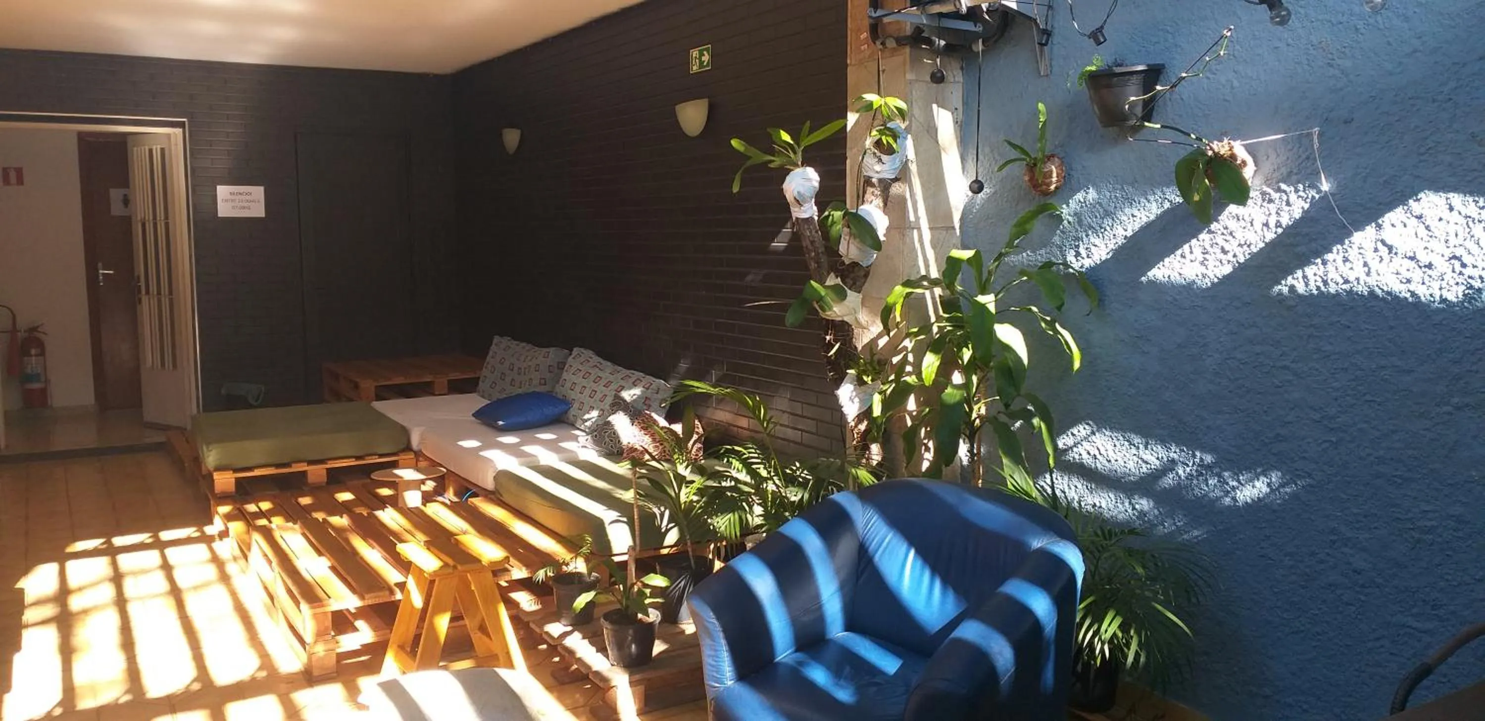 Communal lounge/ TV room in Micasa Hostel - Congonhas
