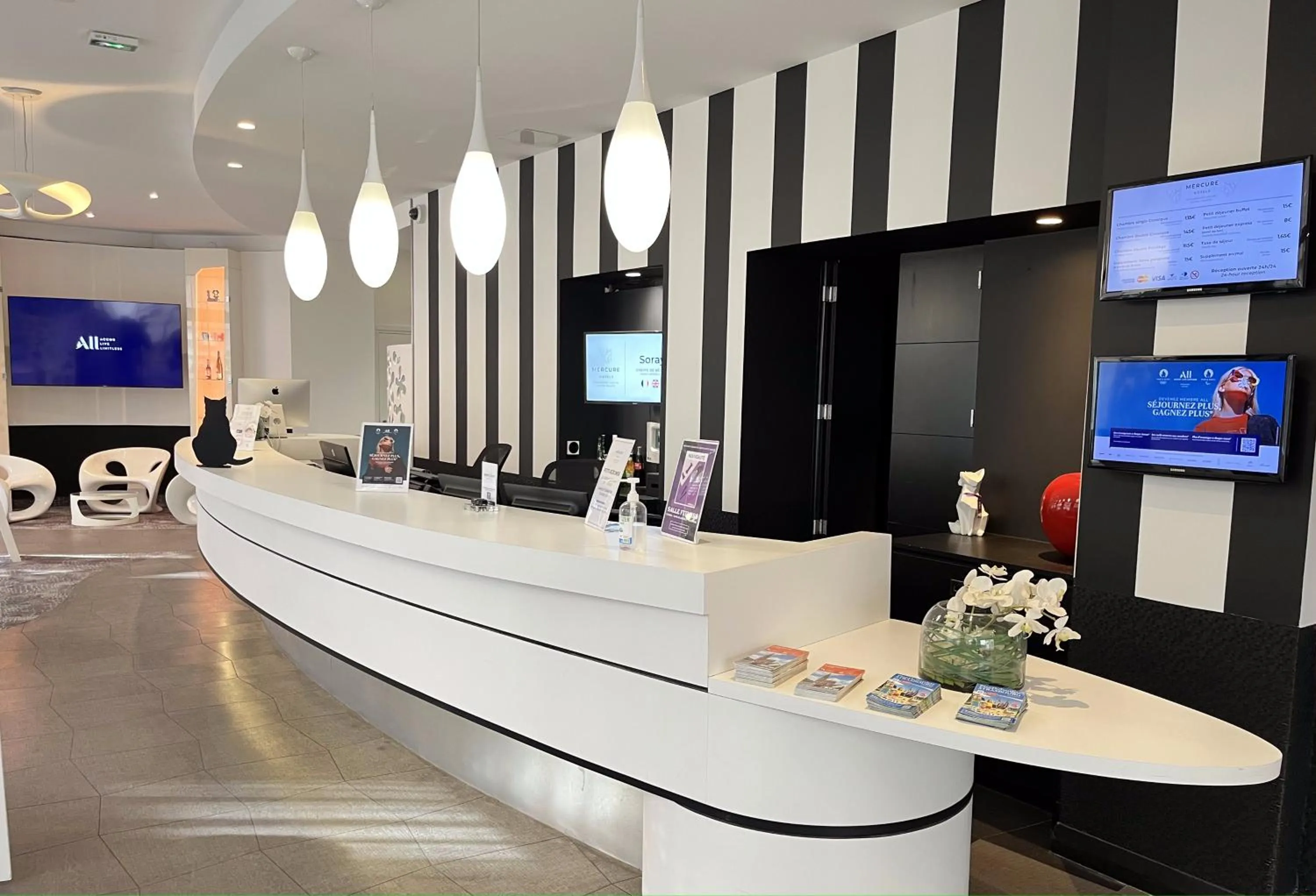 Lobby or reception in Mercure Strasbourg Centre Petite France