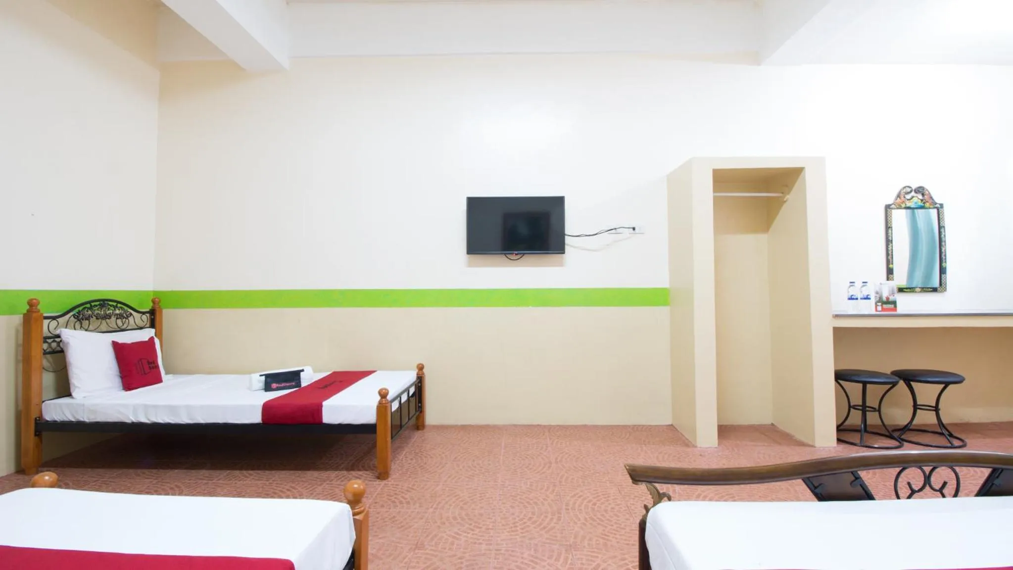 TV and multimedia, Bed in RedDoorz at Praferosa Resort Hotel Calamba