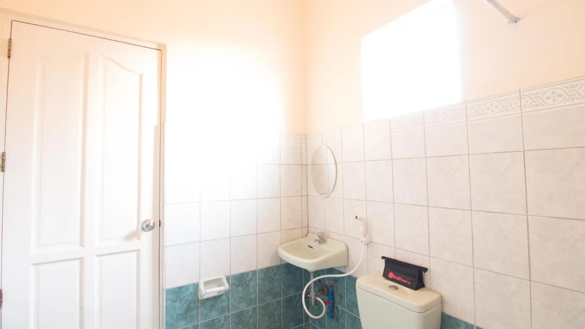 Shower in RedDoorz at Praferosa Resort Hotel Calamba