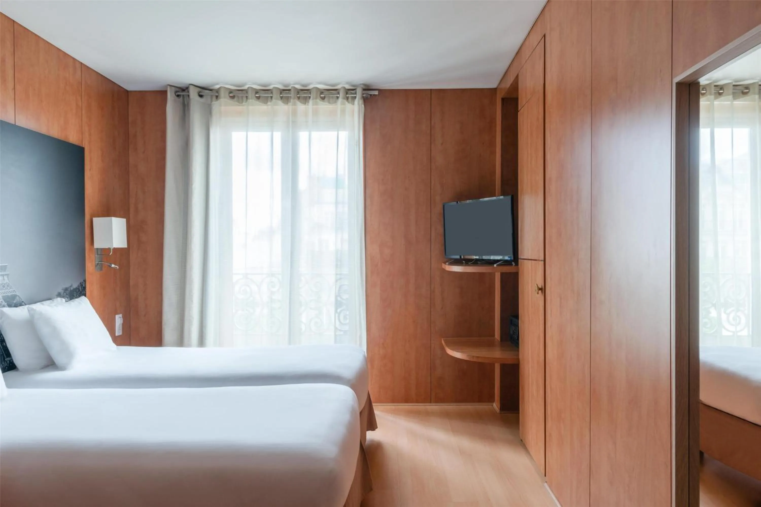 Bedroom, Bed in Best Western Ronceray Opéra