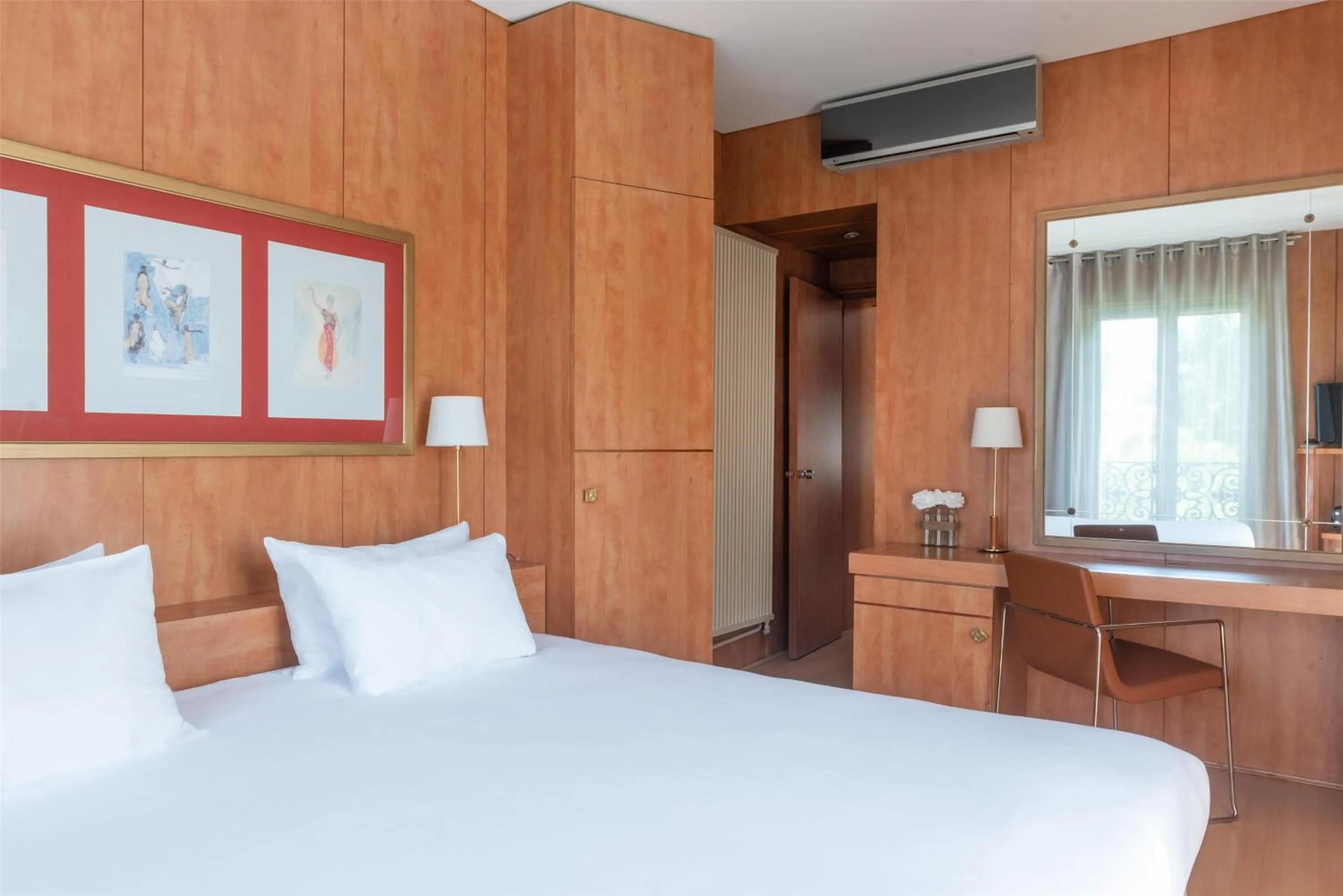 Bedroom, Bed in Best Western Ronceray Opéra