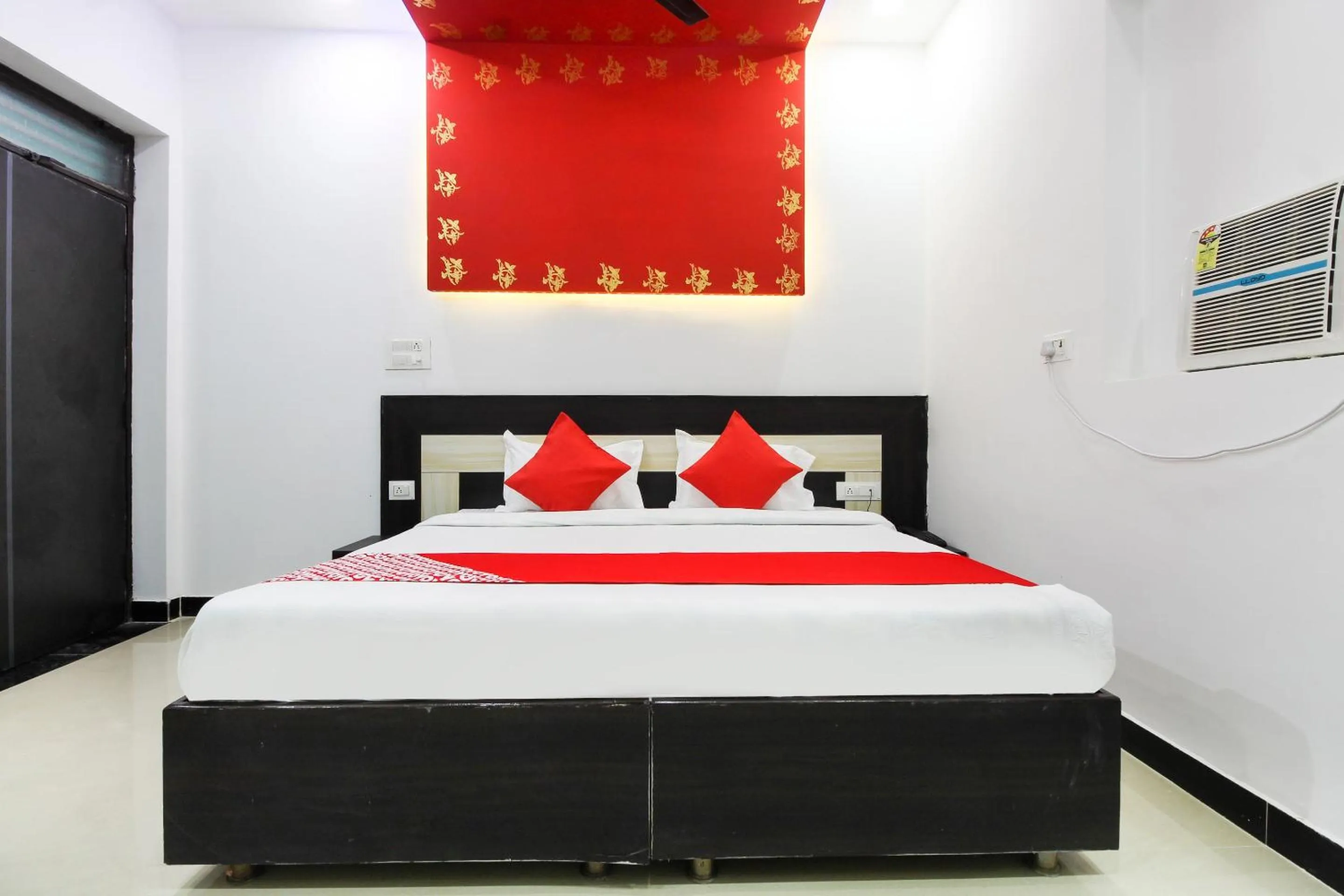 Bedroom, Bed in Taj 3 Star Hotel Agra Near Taj Mahal