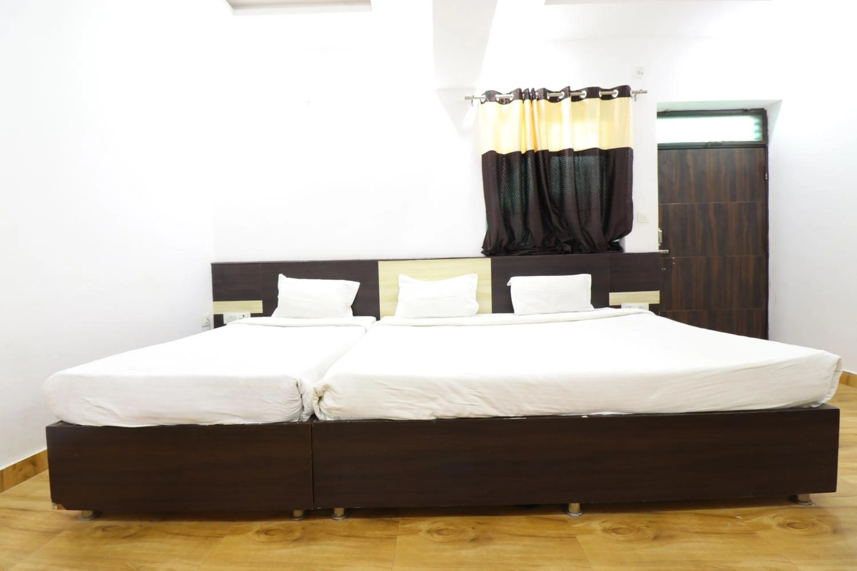 Bed in Taj 3 Star Hotel Agra Near Taj Mahal