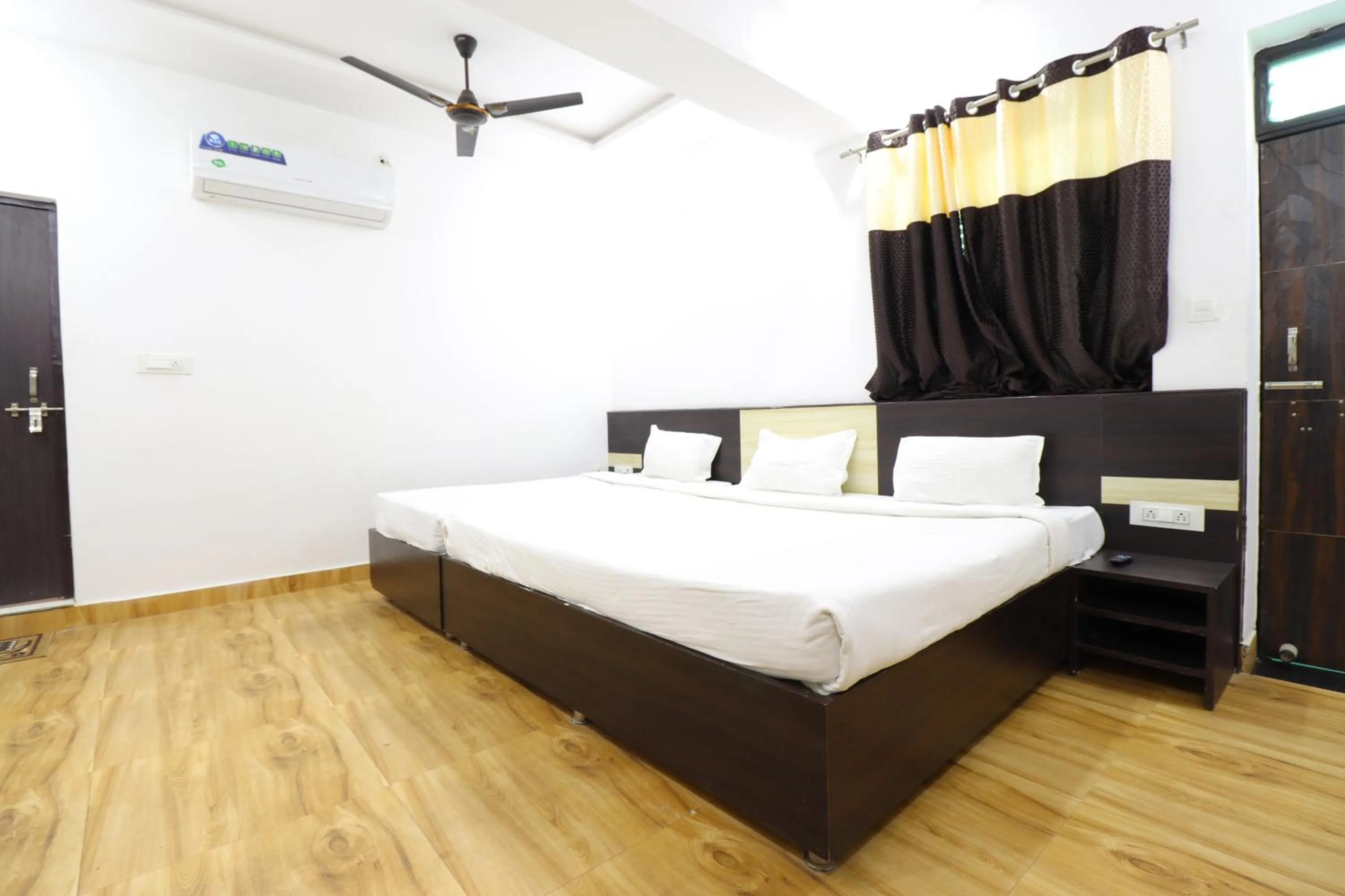 Bed in Taj 3 Star Hotel Agra Near Taj Mahal