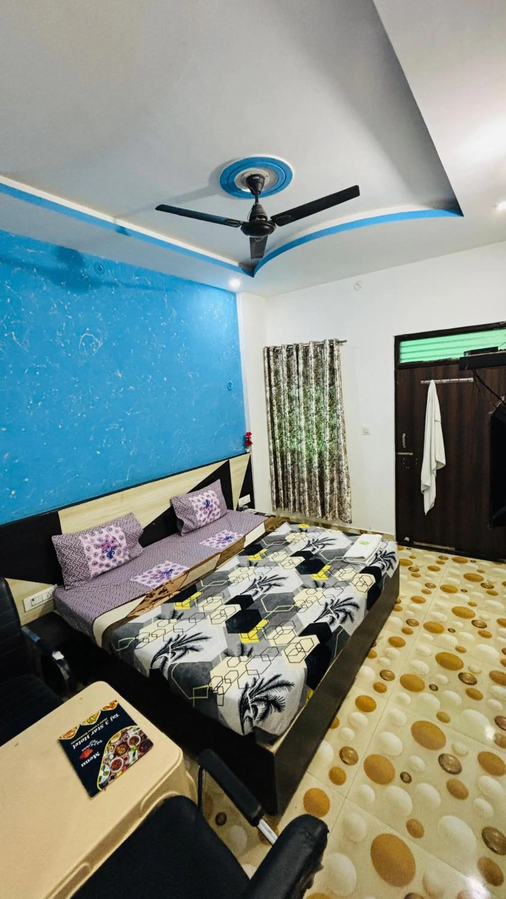 Bed in Taj 3 Star Hotel Agra Near Taj Mahal