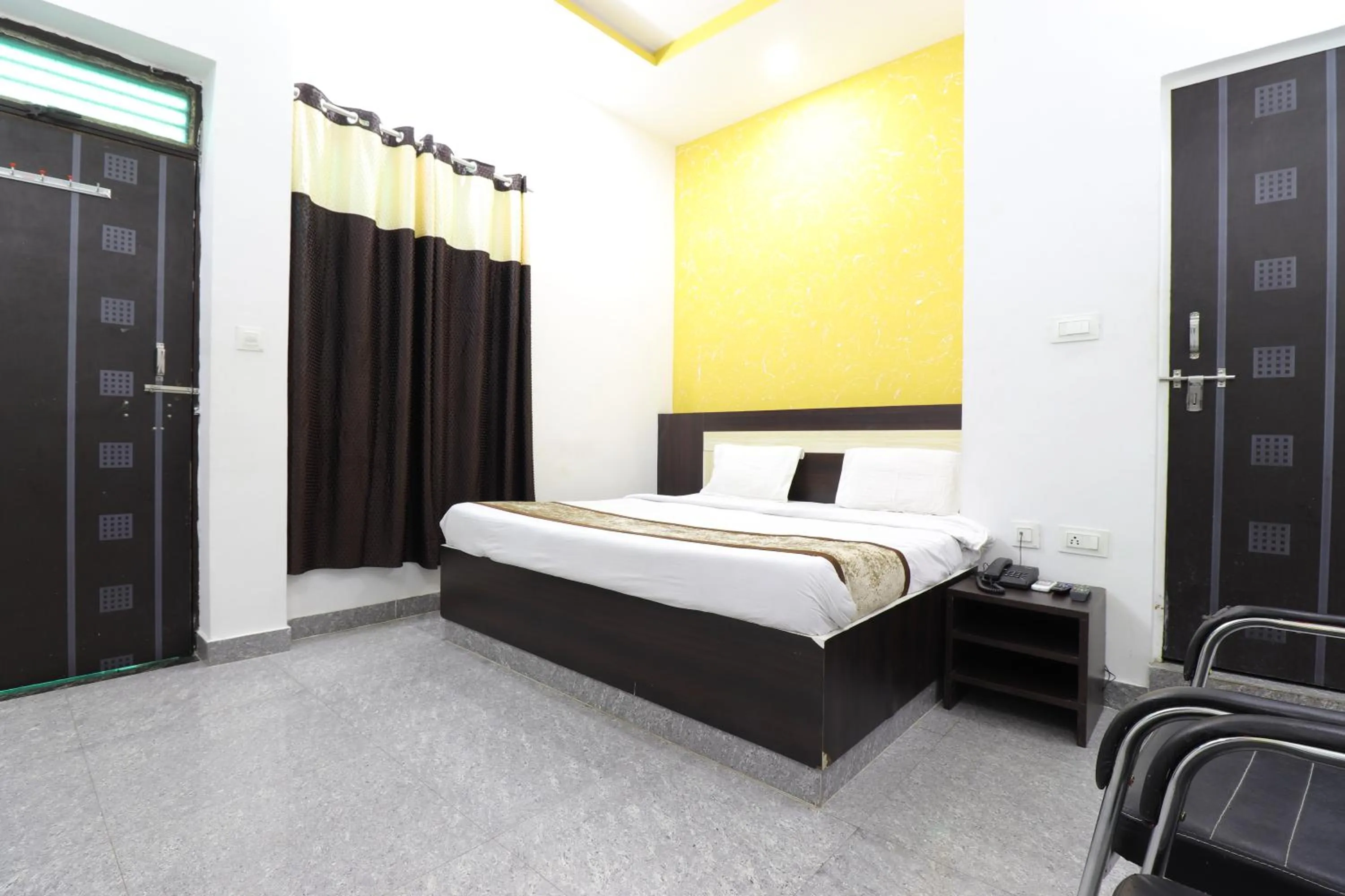 Bed in Taj 3 Star Hotel Agra Near Taj Mahal