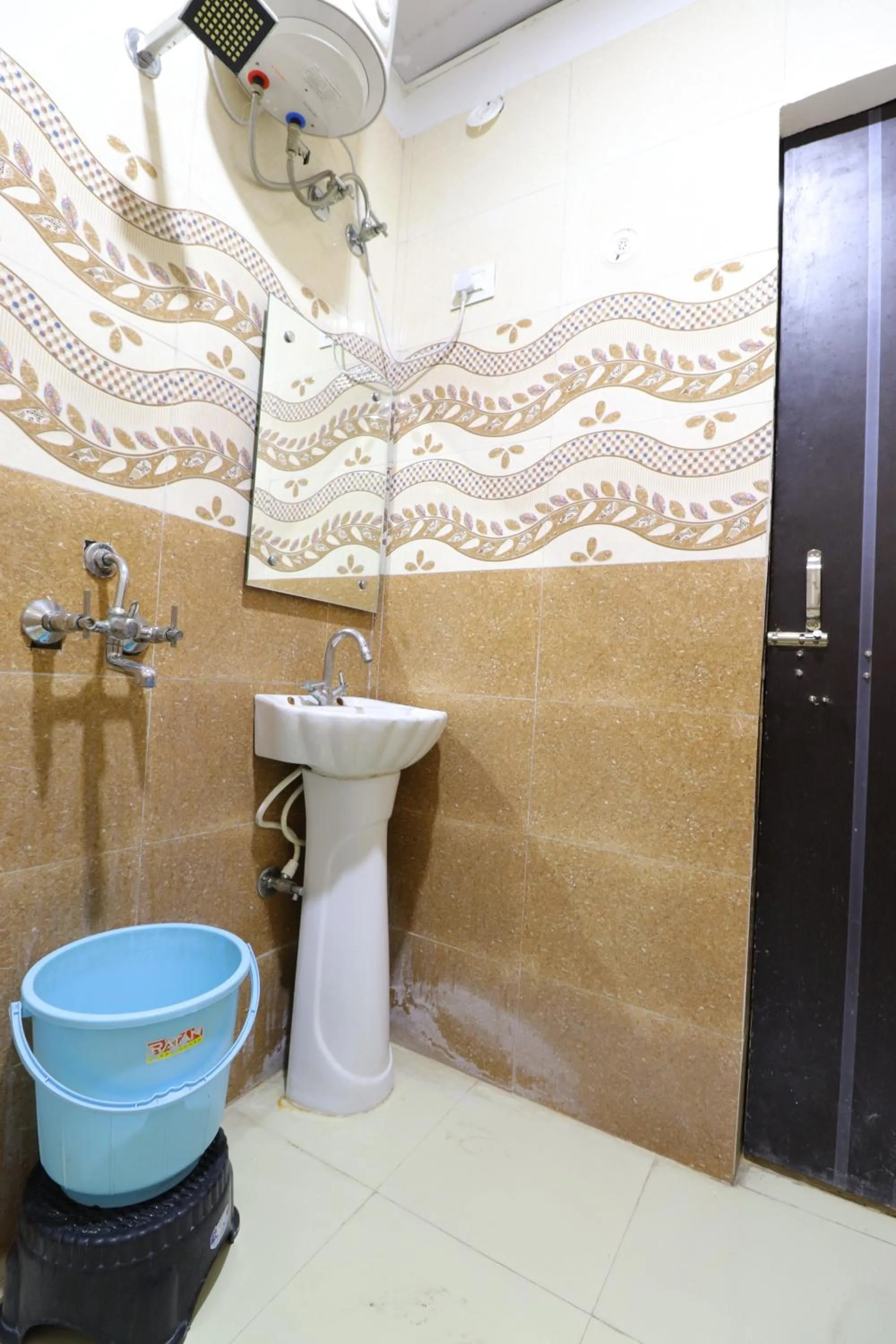 Taj 3 Star Hotel Agra Near Taj Mahal