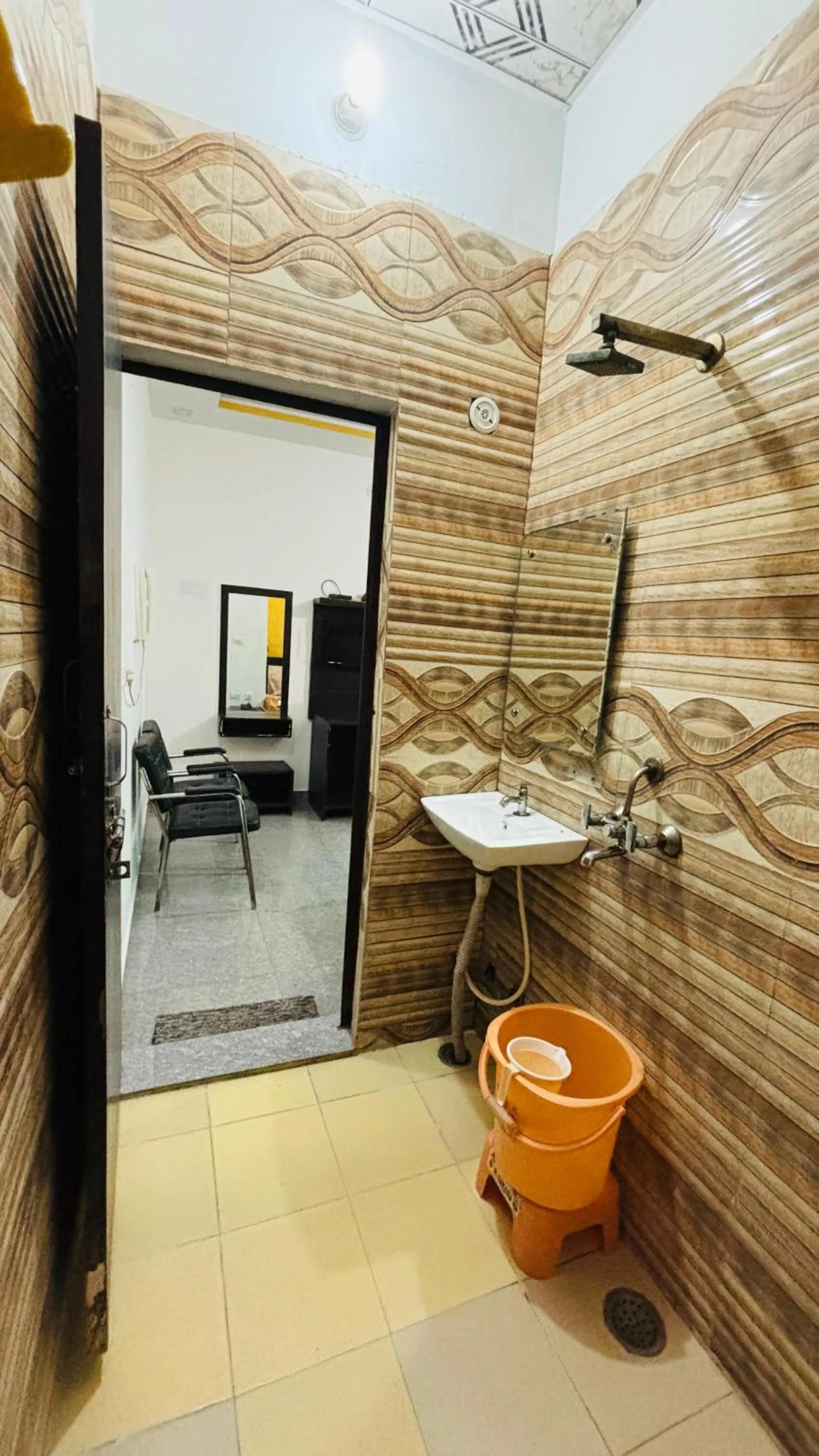 Shower in Taj 3 Star Hotel Agra Near Taj Mahal