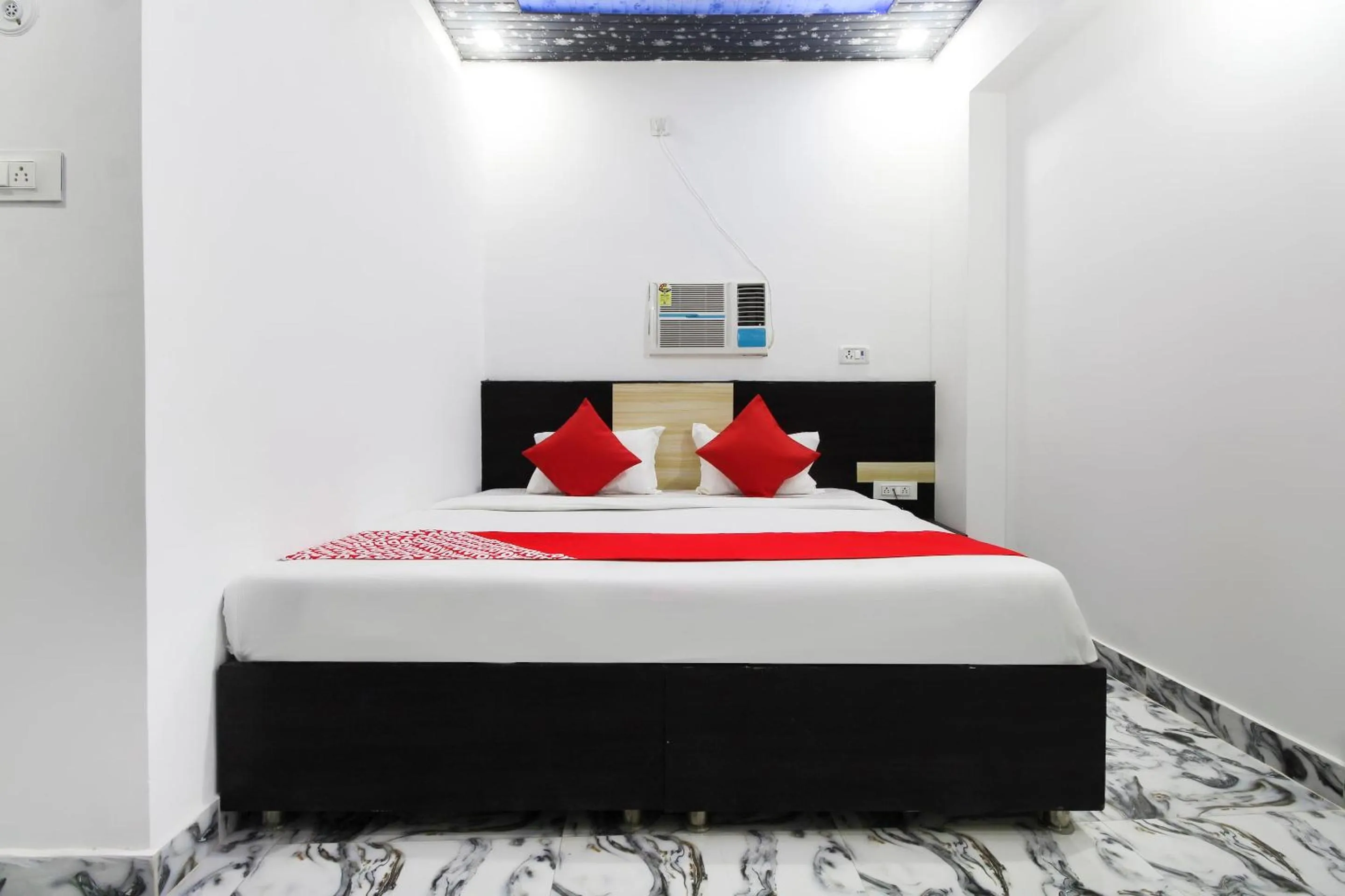 Bedroom, Bed in Taj 3 Star Hotel Agra Near Taj Mahal