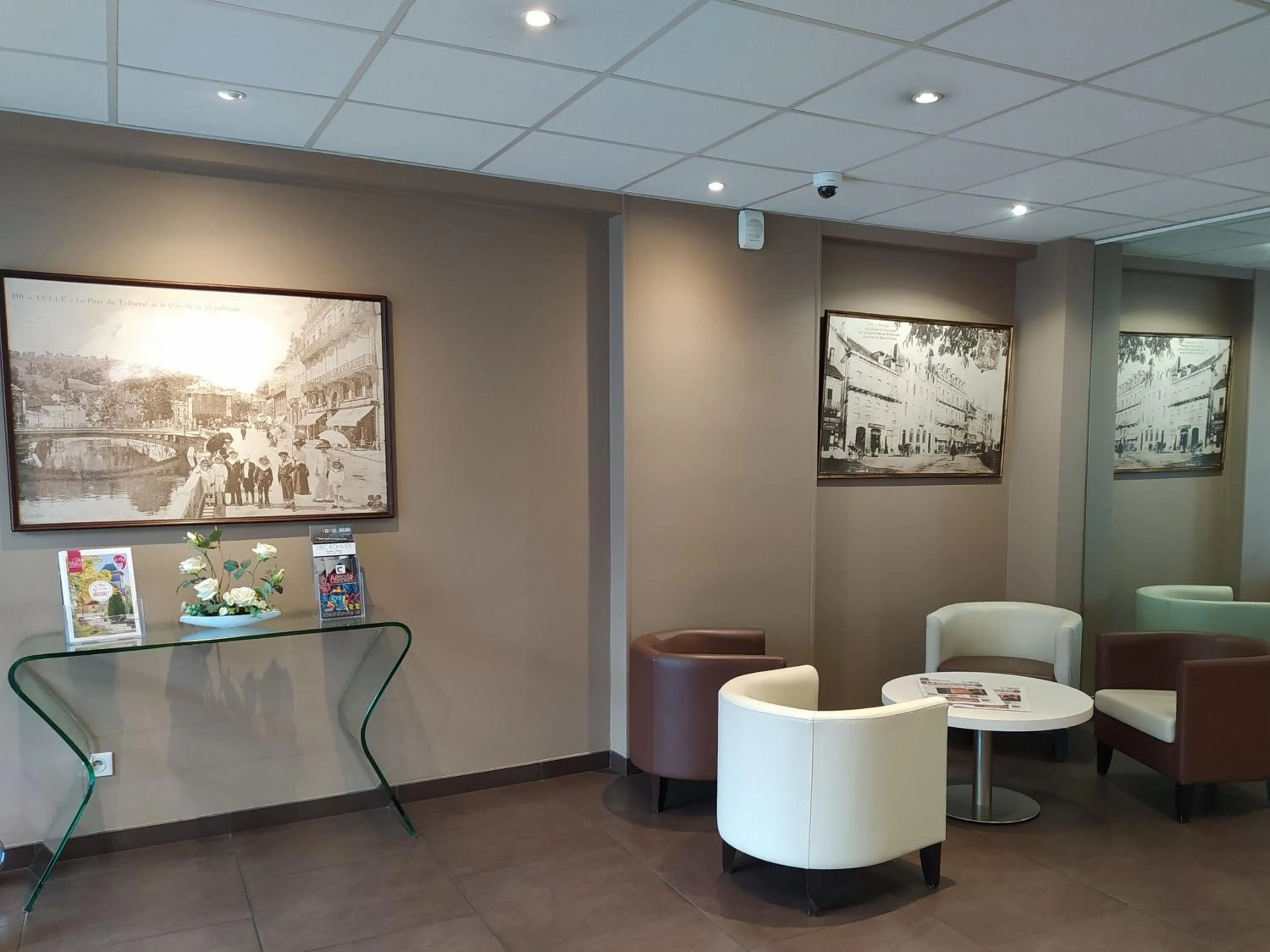 Seating area in BRIT HOTEL Confort Le Limouzi TULLE