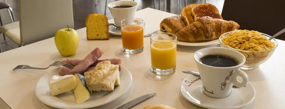 Breakfast in BRIT HOTEL Confort Le Limouzi TULLE
