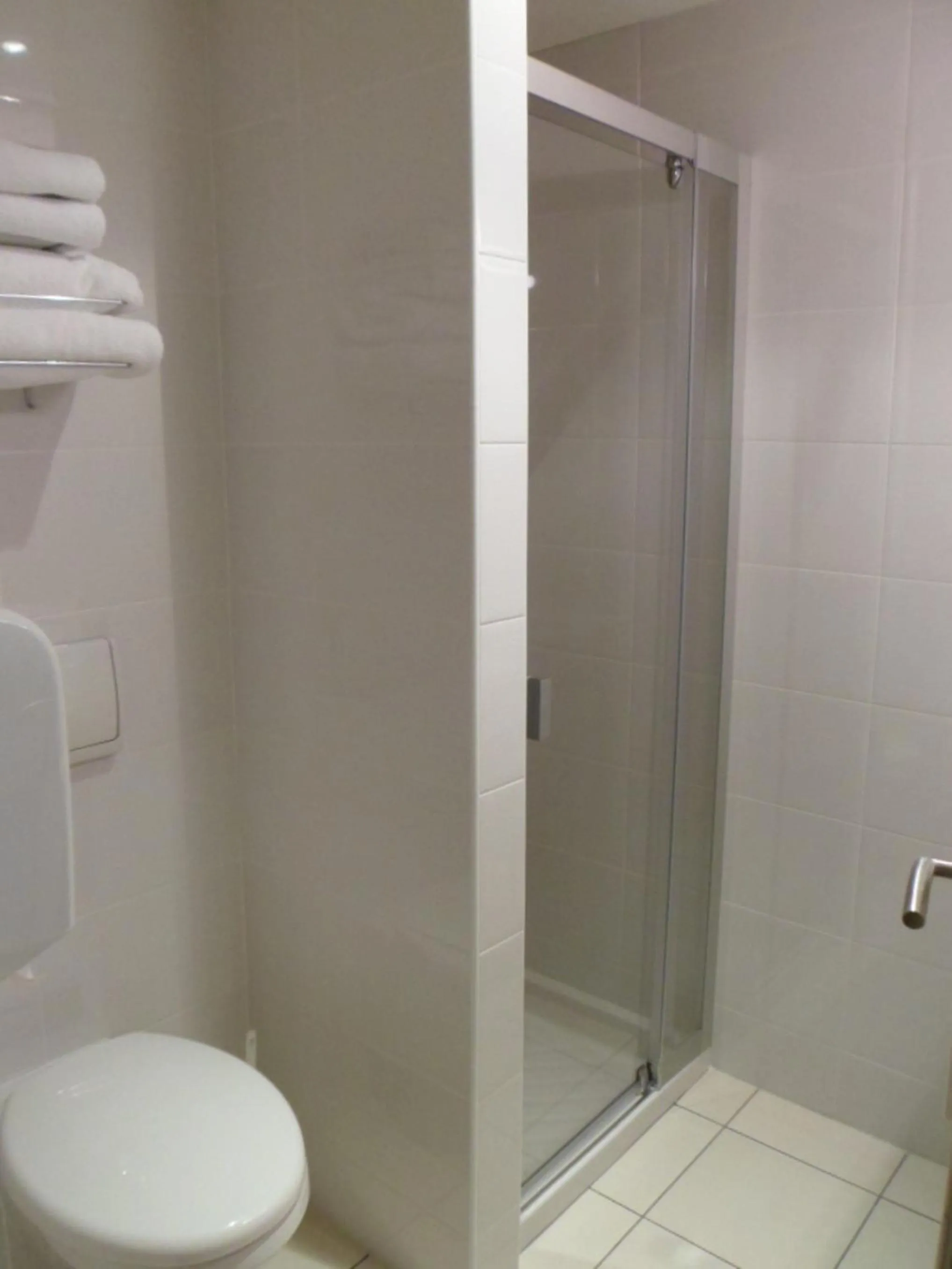 Toilet in BRIT HOTEL Confort Le Limouzi TULLE