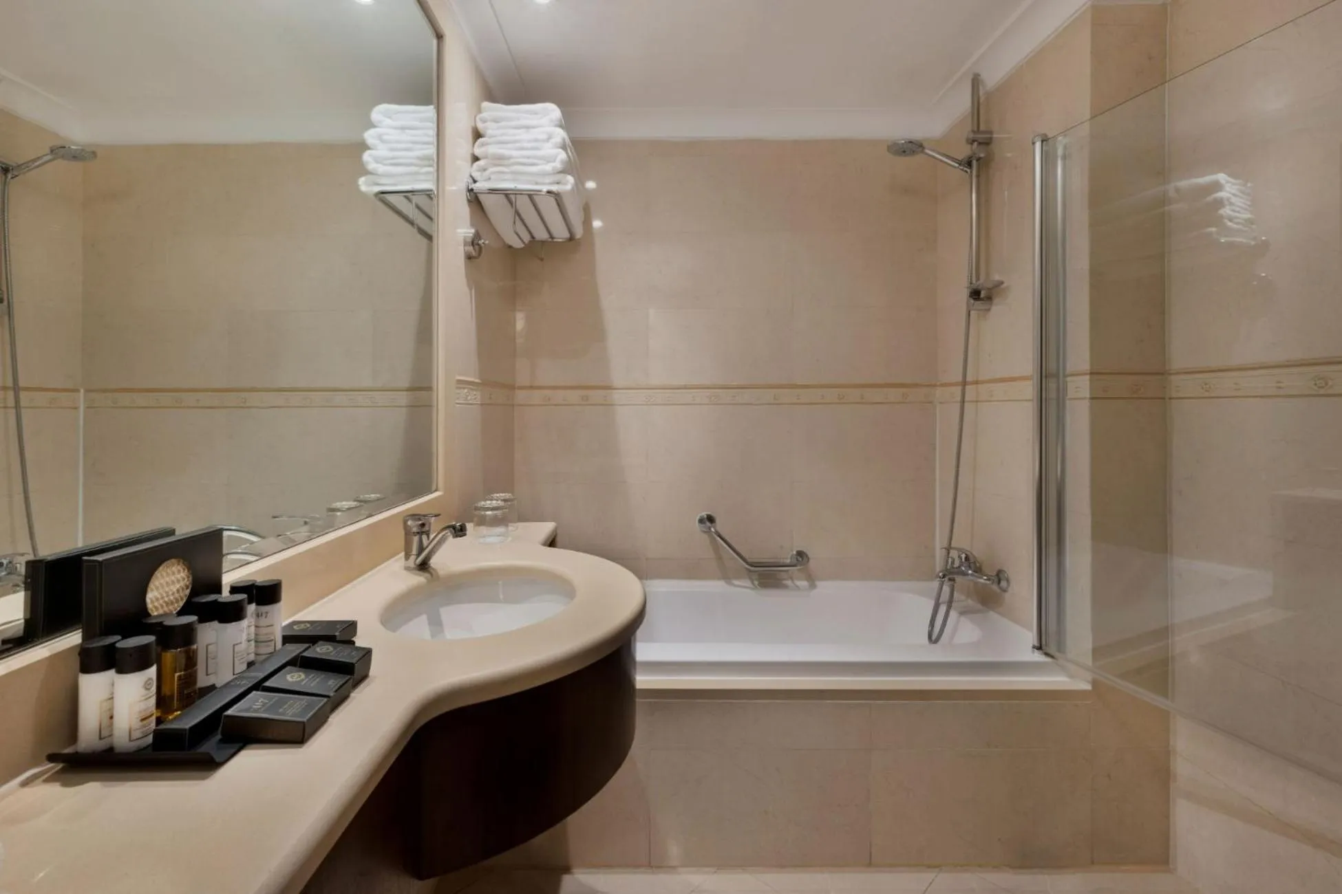 Toilet in Herbert Samuel Royal Shangri-La Eilat