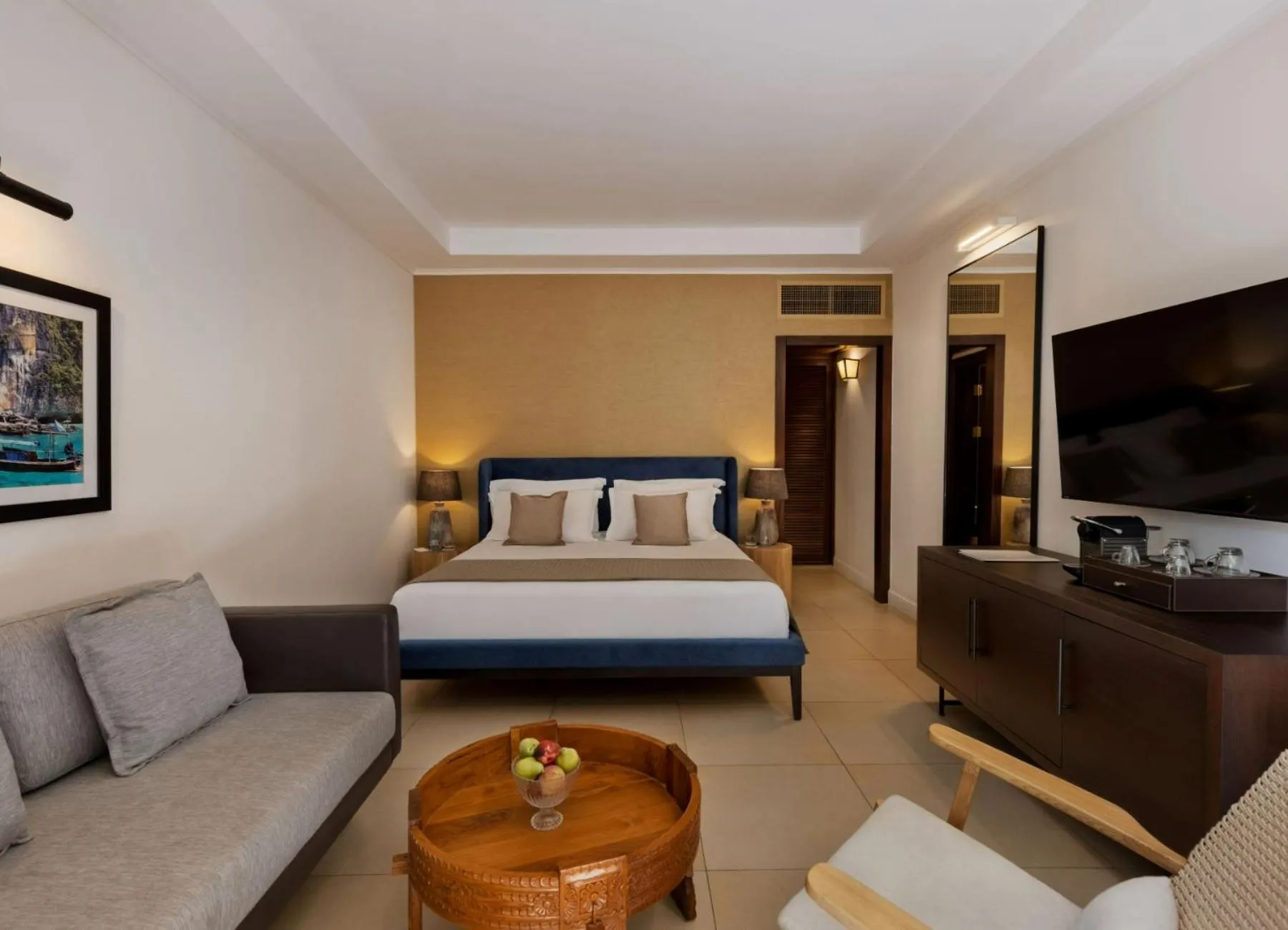 Bedroom, Bed in Herbert Samuel Royal Shangri-La Eilat