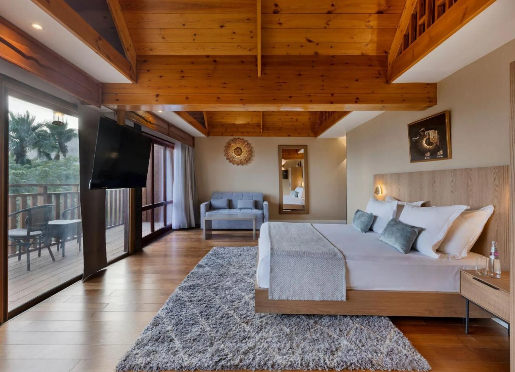 Living room, Bed in Herbert Samuel Royal Shangri-La Eilat