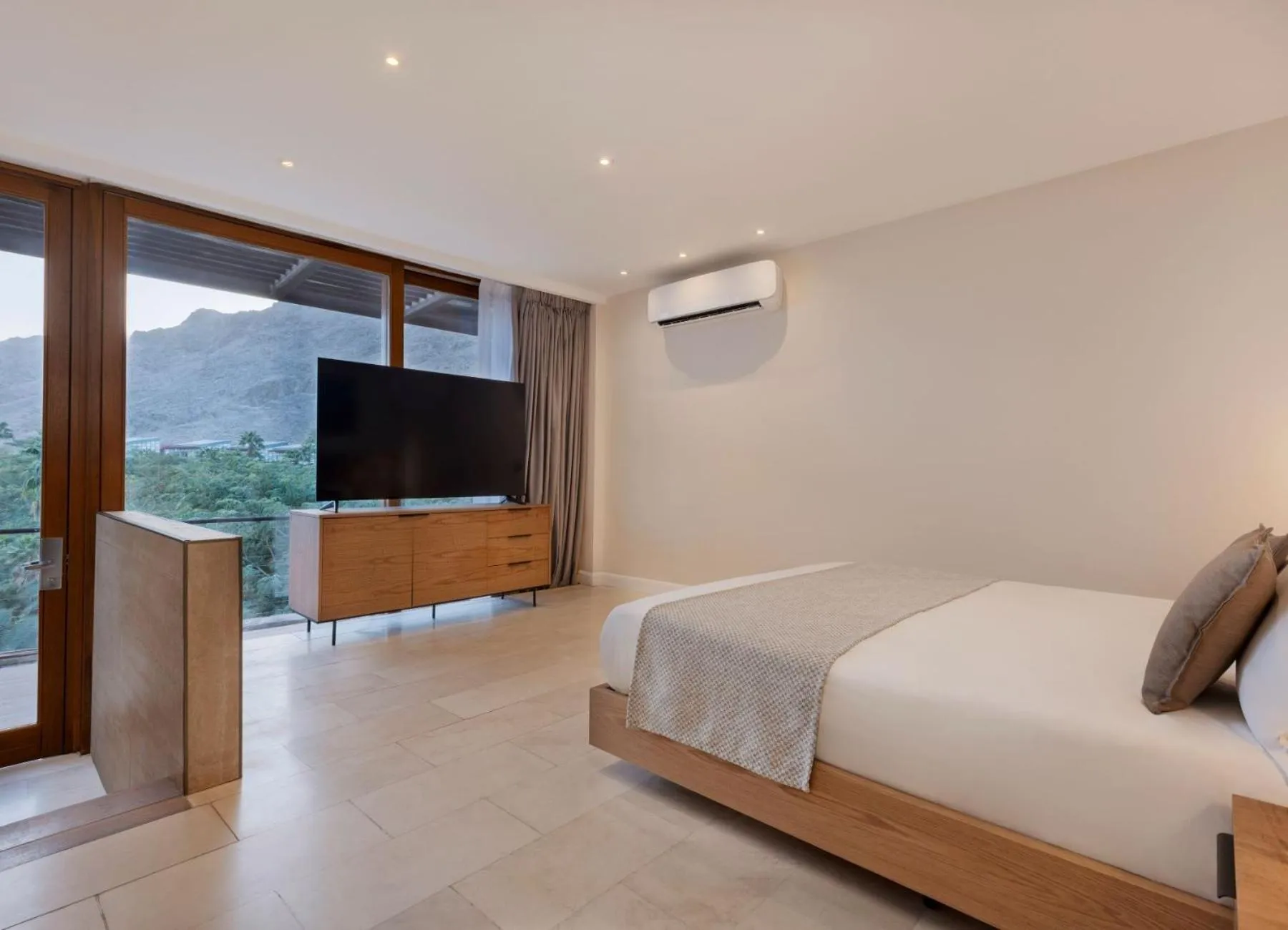 Living room, Bed in Herbert Samuel Royal Shangri-La Eilat