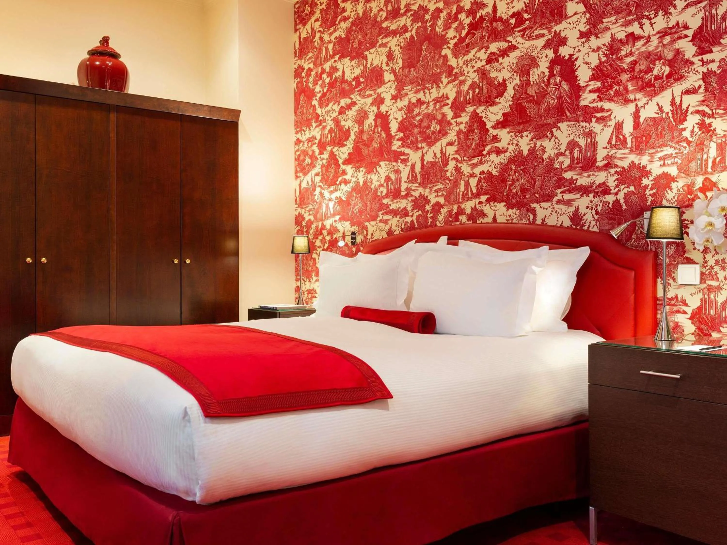 Bedroom, Bed in Le Royal Hotel Lyon - MGallery Collection