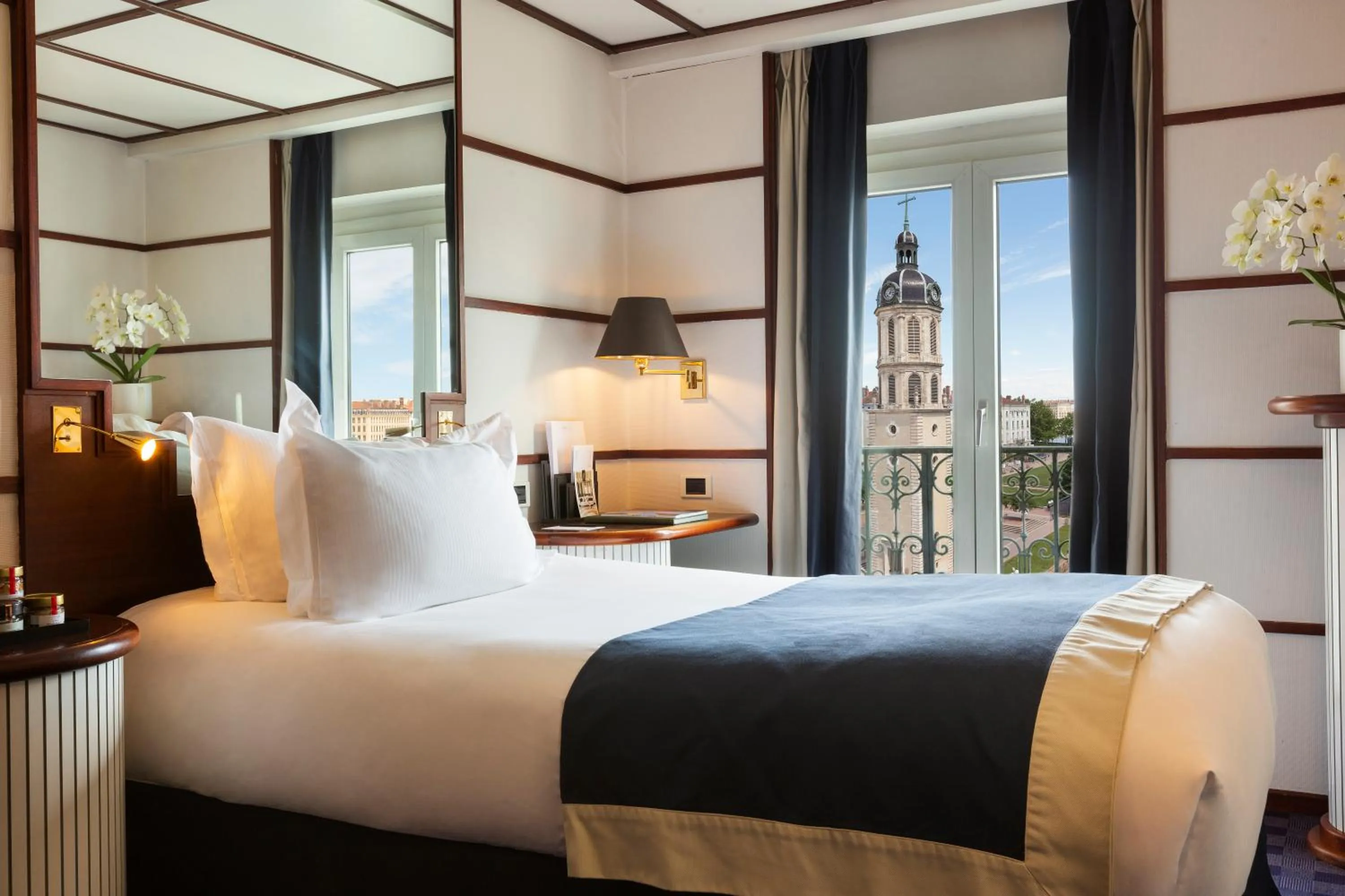 Bedroom, Bed in Le Royal Hotel Lyon - MGallery Collection