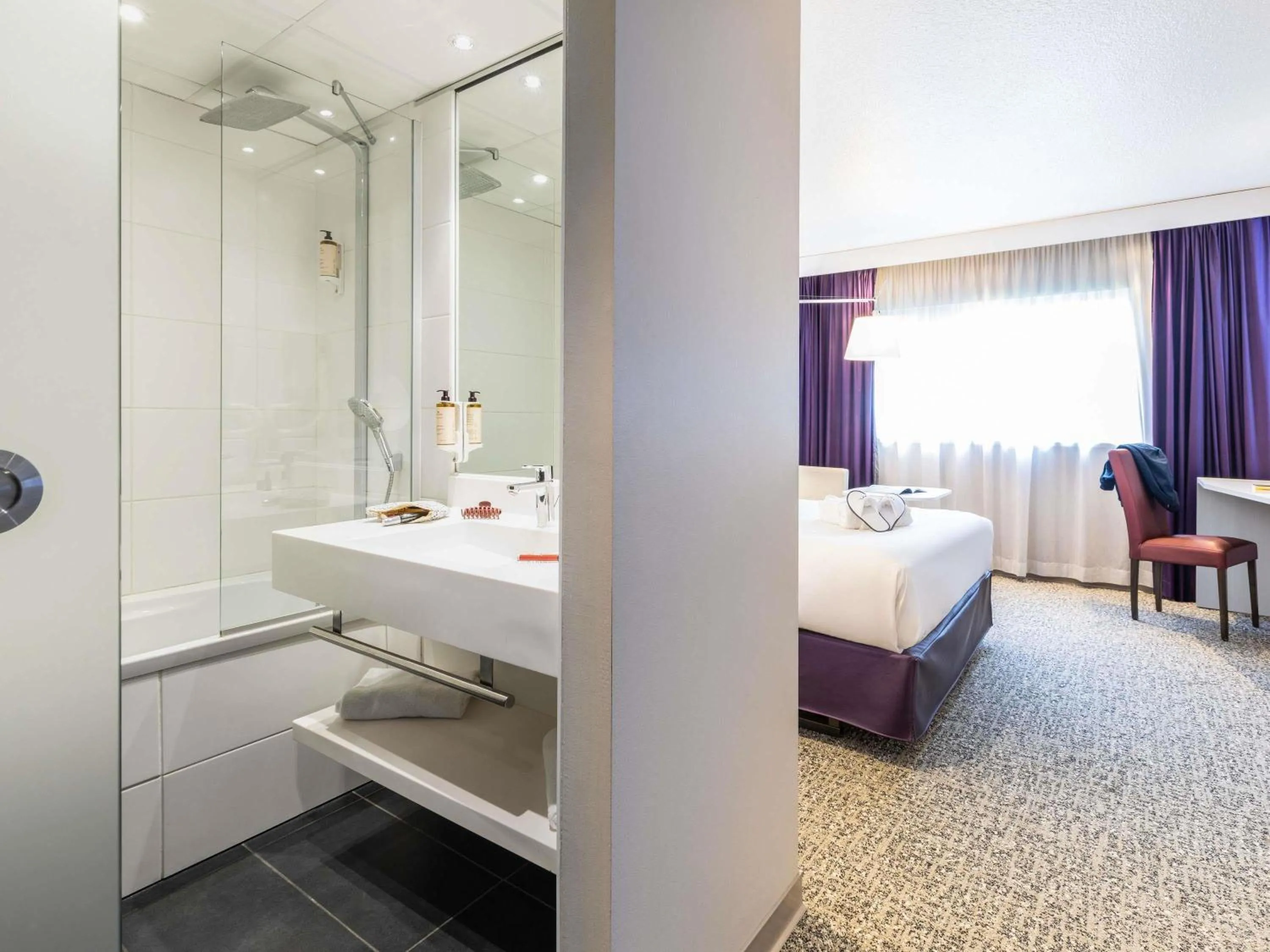 Bedroom, Bed in Mercure Strasbourg Aéroport