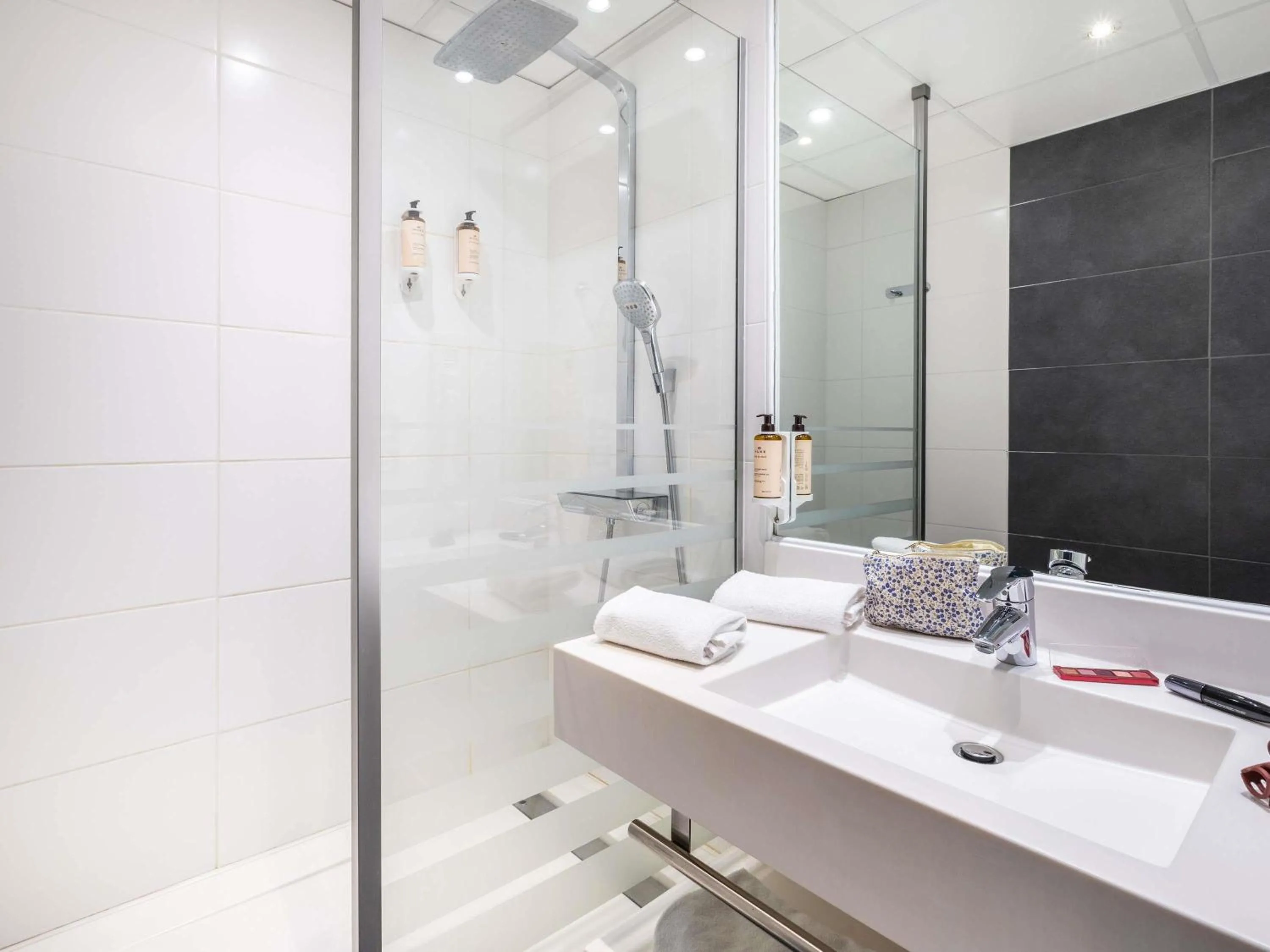 Bedroom in Mercure Strasbourg Aéroport