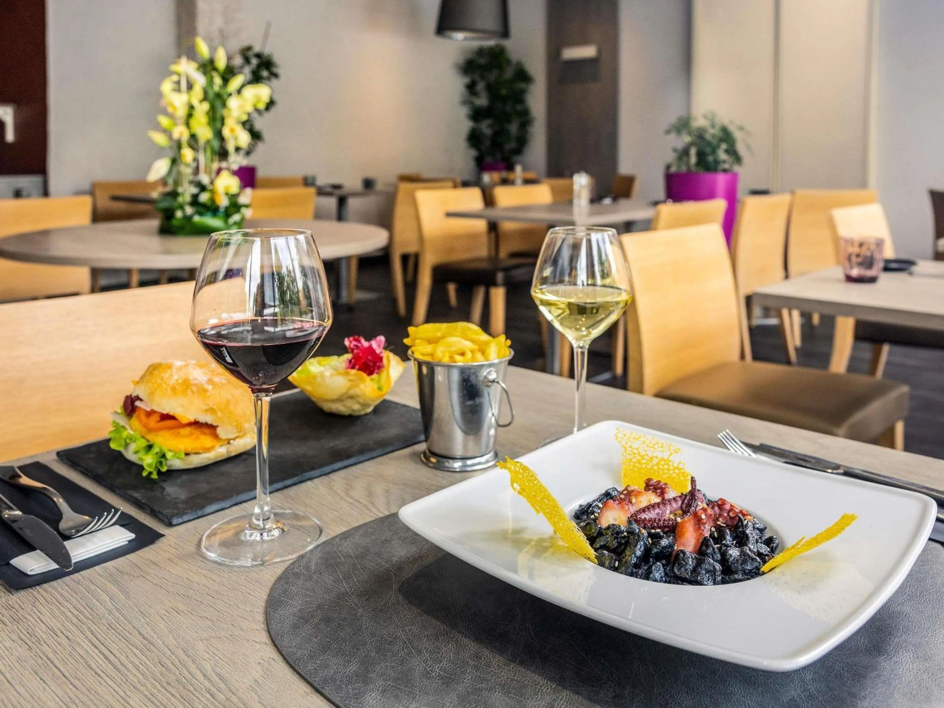 Restaurant/places to eat in Mercure Strasbourg Aéroport