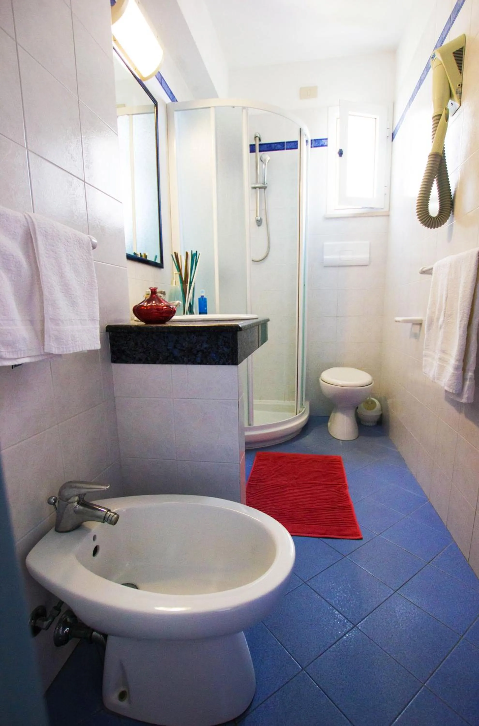 Bathroom in Hotel Adria B&B - Colazione fino alle 12