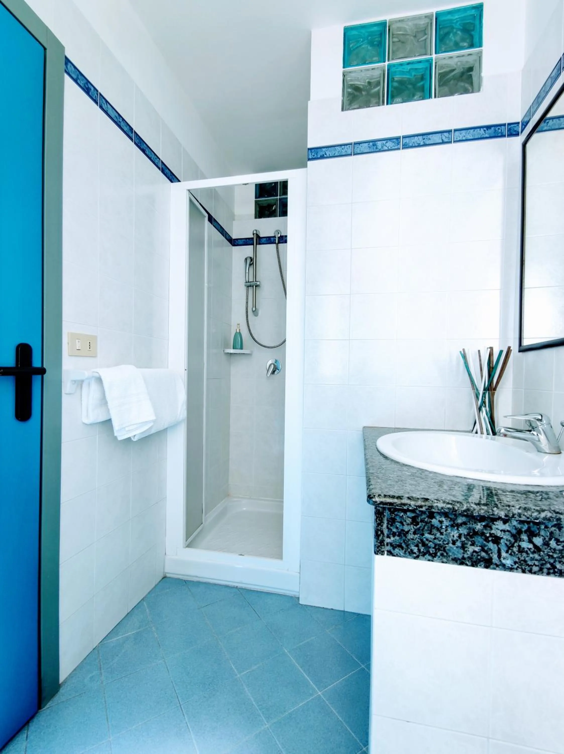 Bathroom in Hotel Adria B&B - Colazione fino alle 12