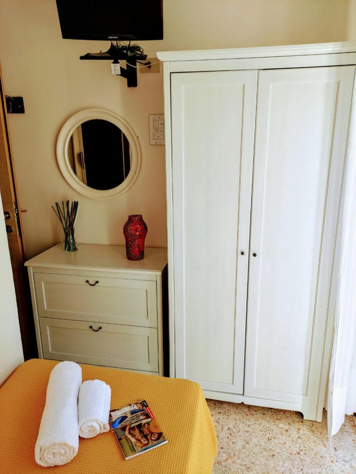 TV and multimedia in Hotel Adria B&B - Colazione fino alle 12