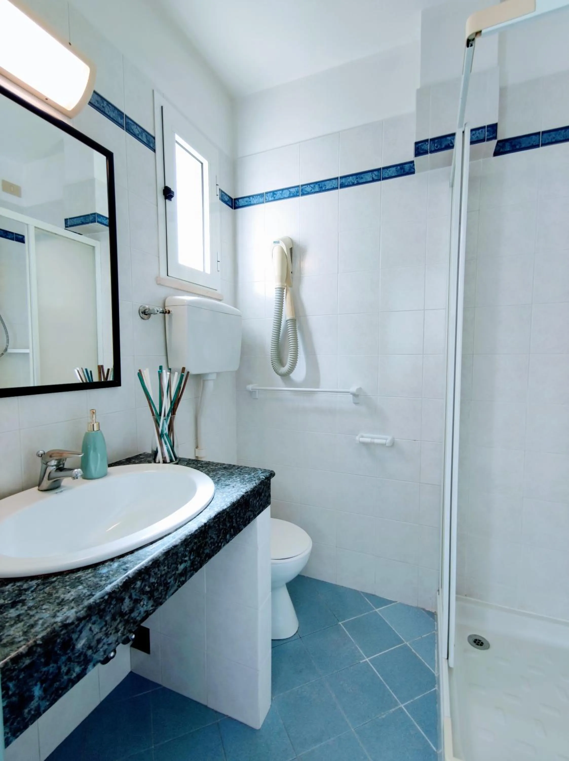 Bathroom in Hotel Adria B&B - Colazione fino alle 12