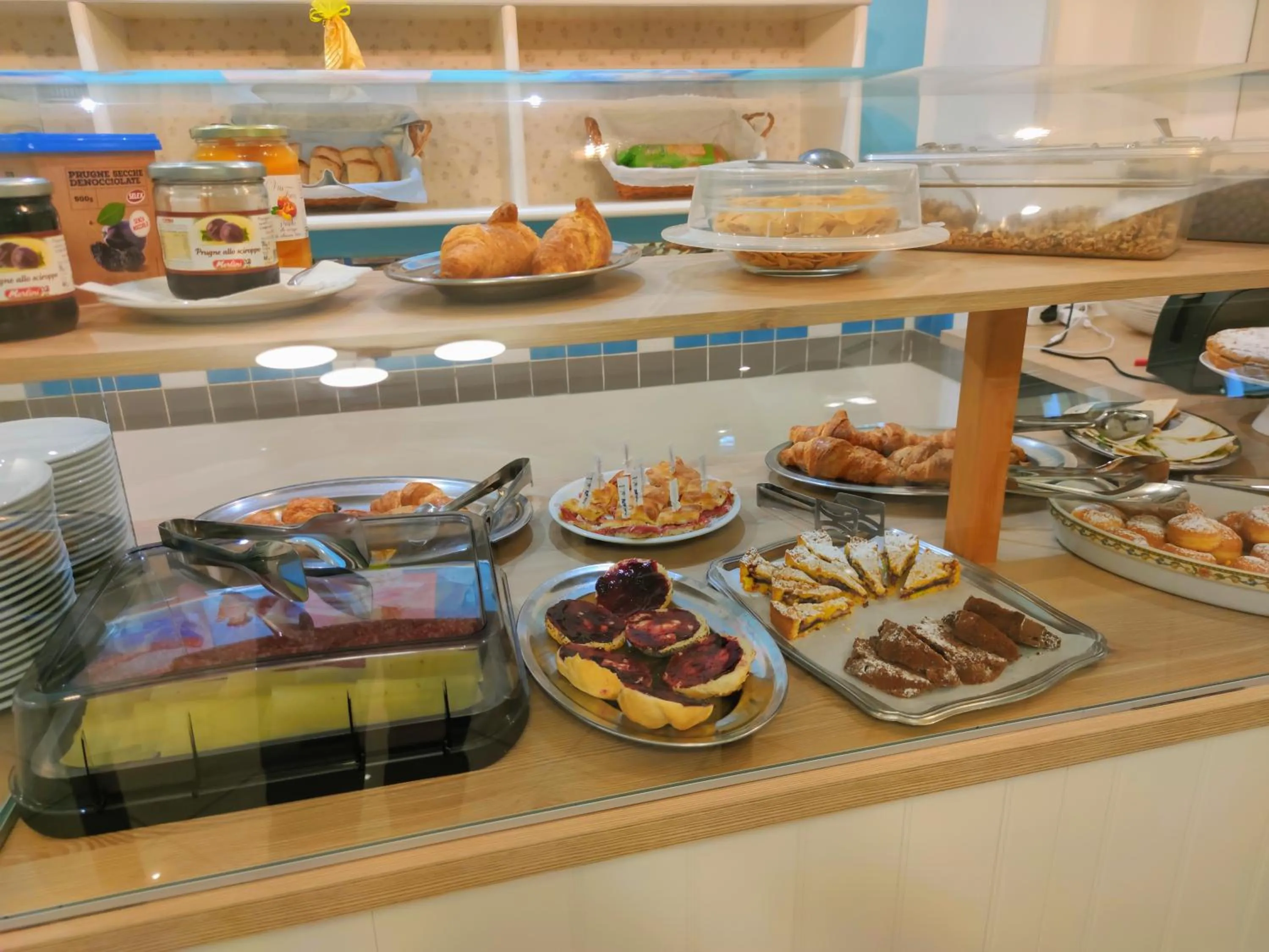 Food and drinks in Hotel Adria B&B - Colazione fino alle 12