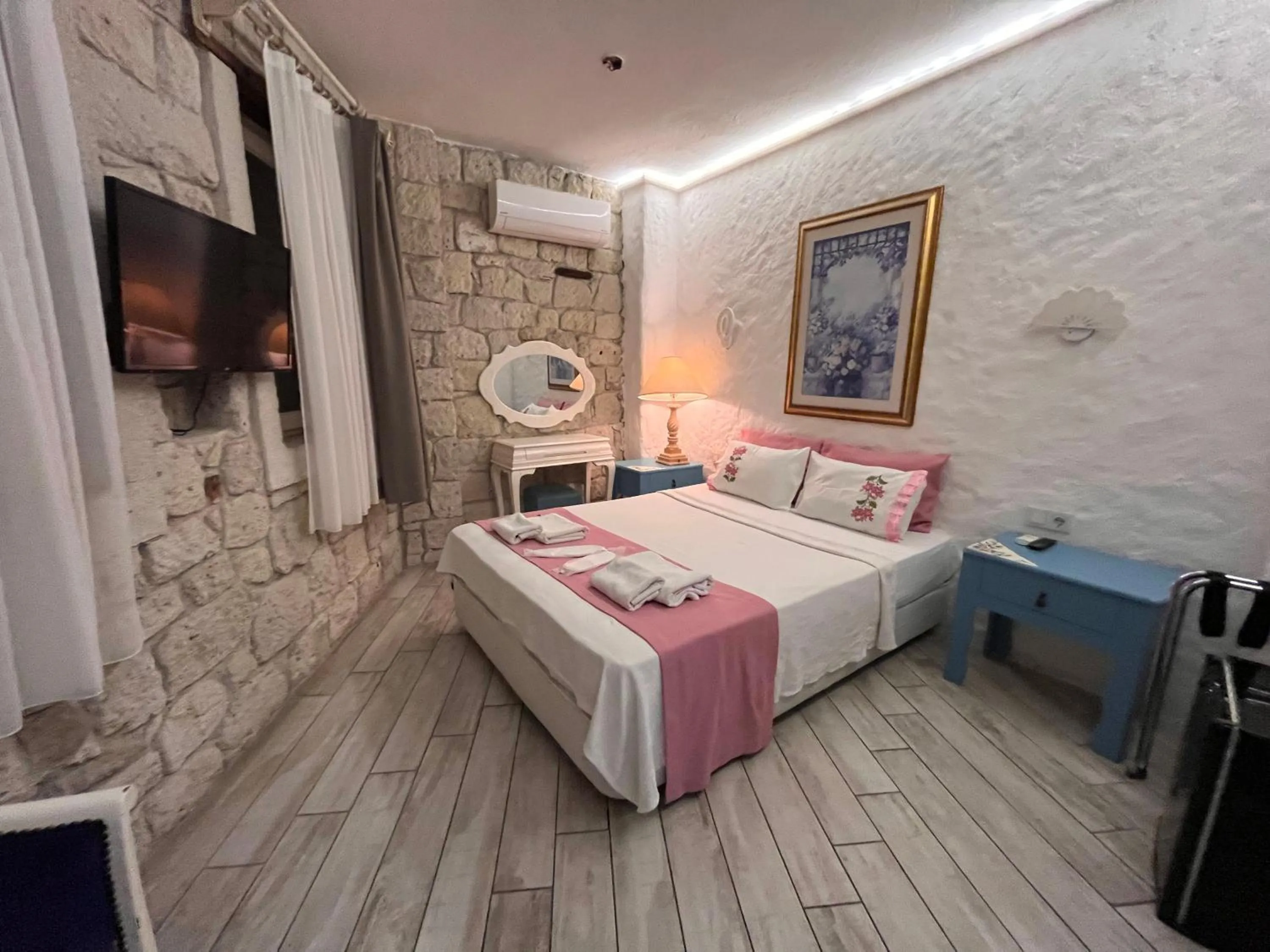 TV and multimedia, Bed in Alacati Asmali Konak Hotel