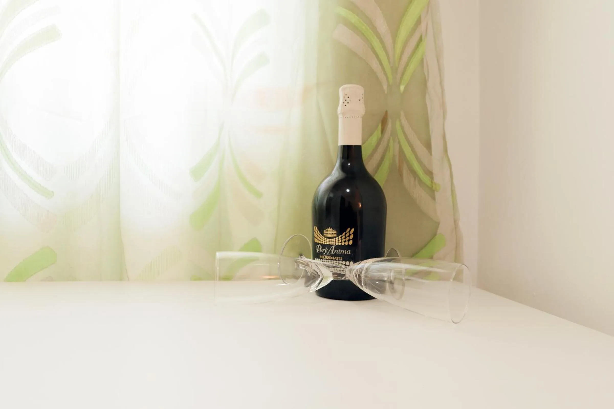 Alcoholic drinks, Bed in TIBURTINA INN GUEST HOUSE