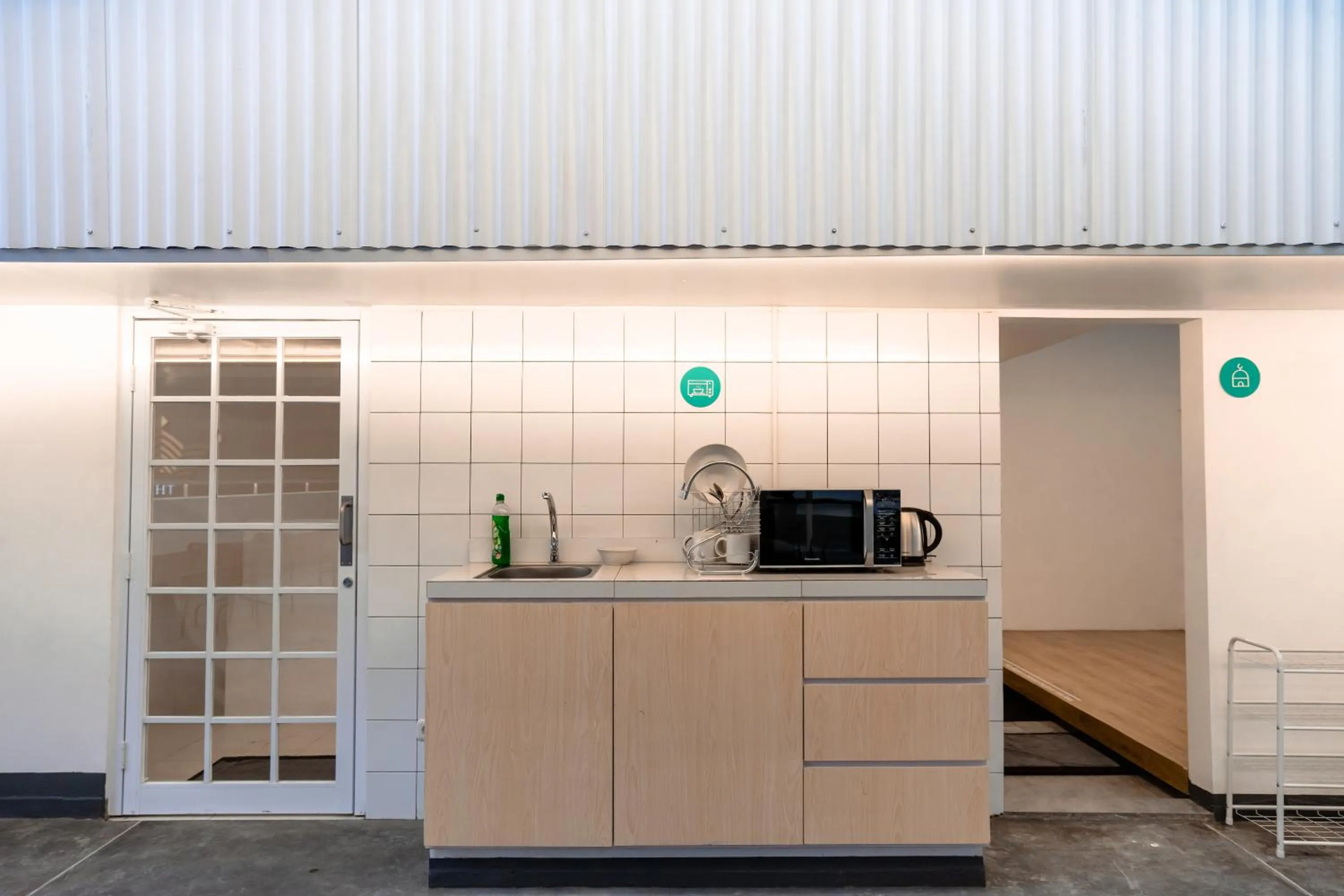 Communal kitchen in Bobopod Alun-Alun, Bandung