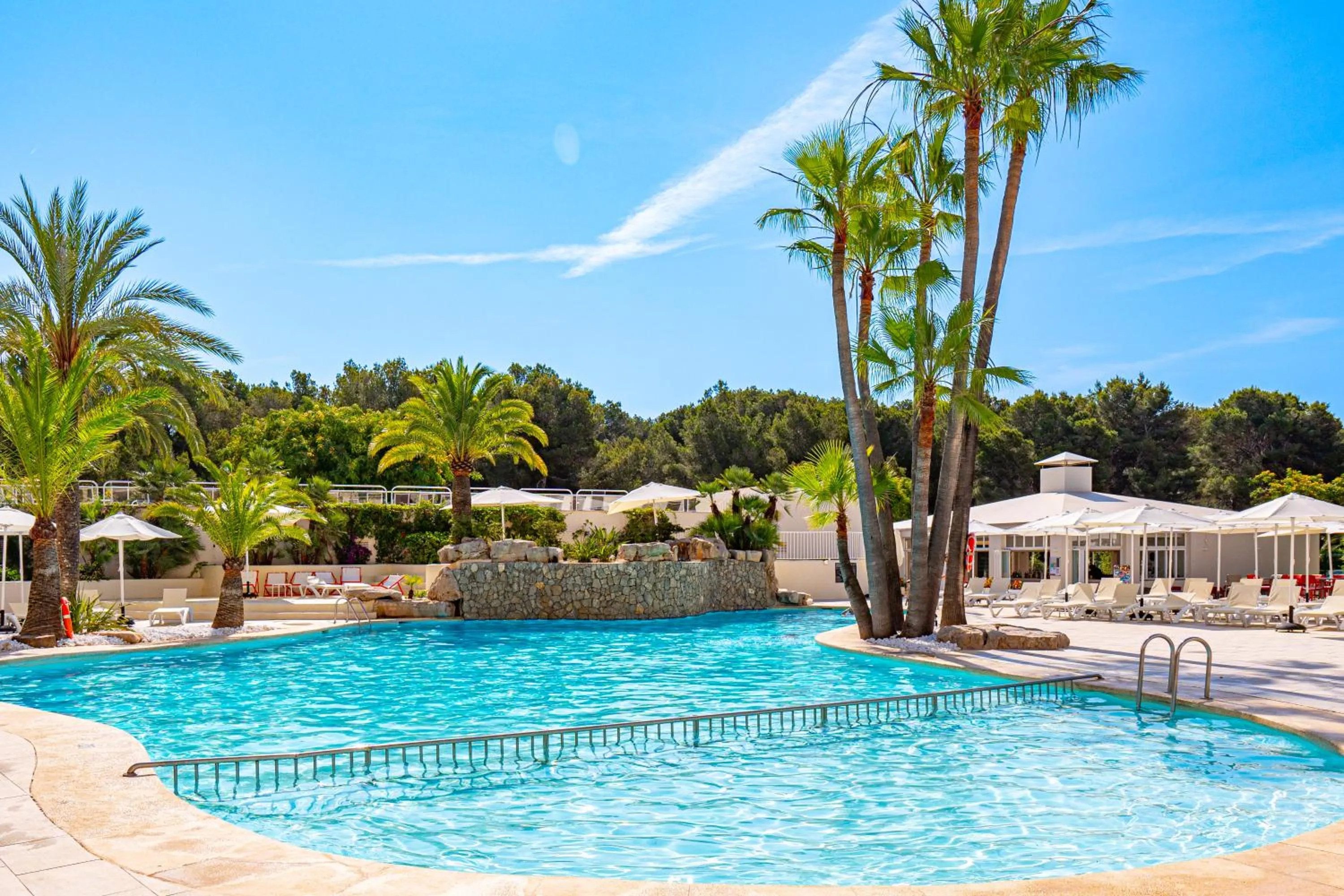 Swimming pool in Hotel Rosella affiliated by Intelier