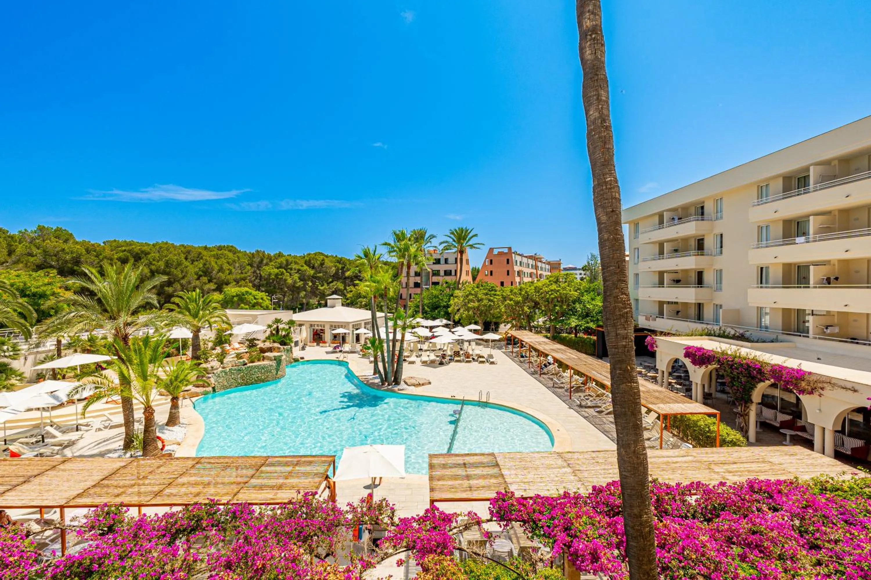 Swimming pool in Hotel Rosella affiliated by Intelier