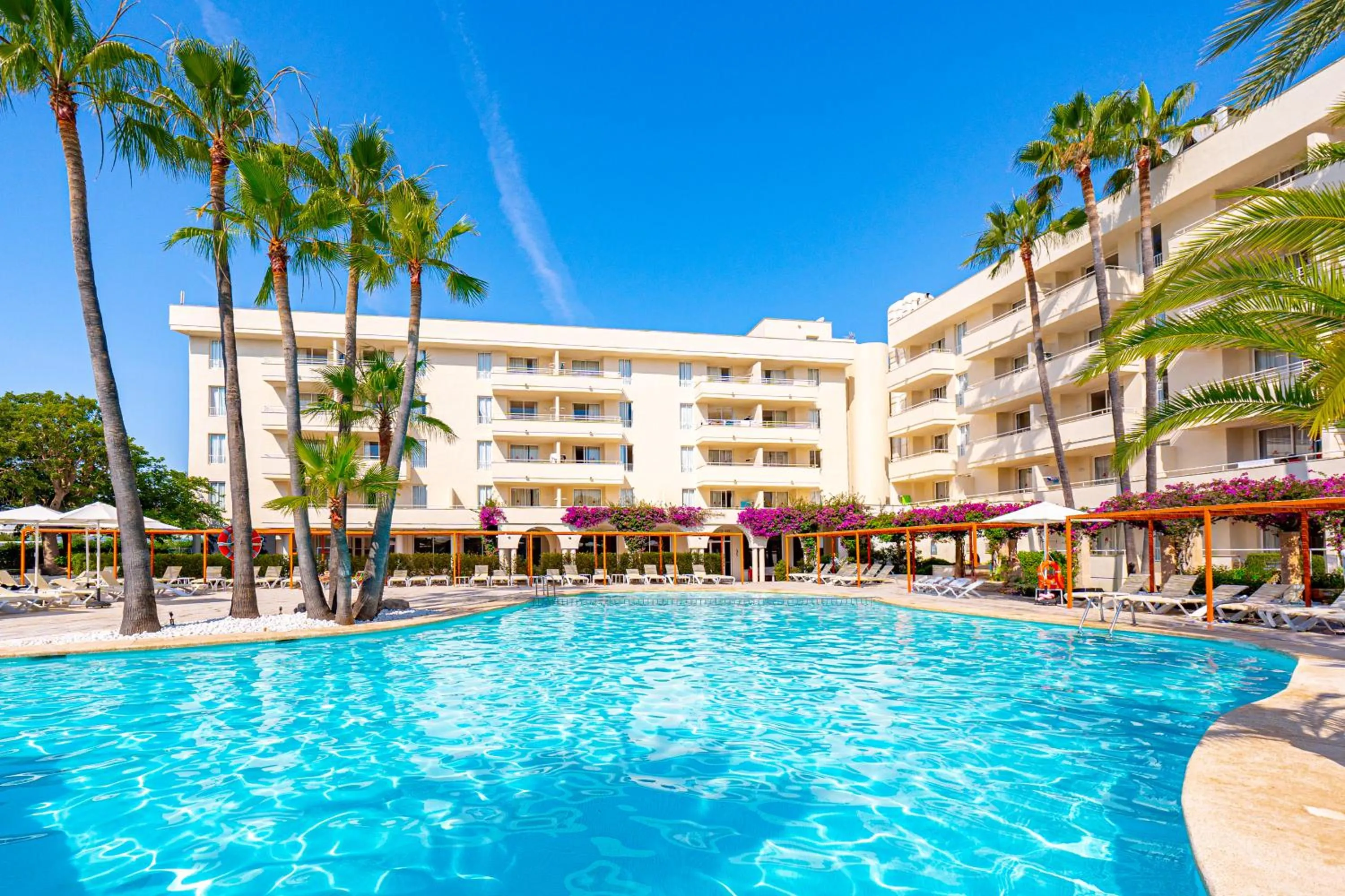 Swimming pool in Hotel Rosella affiliated by Intelier