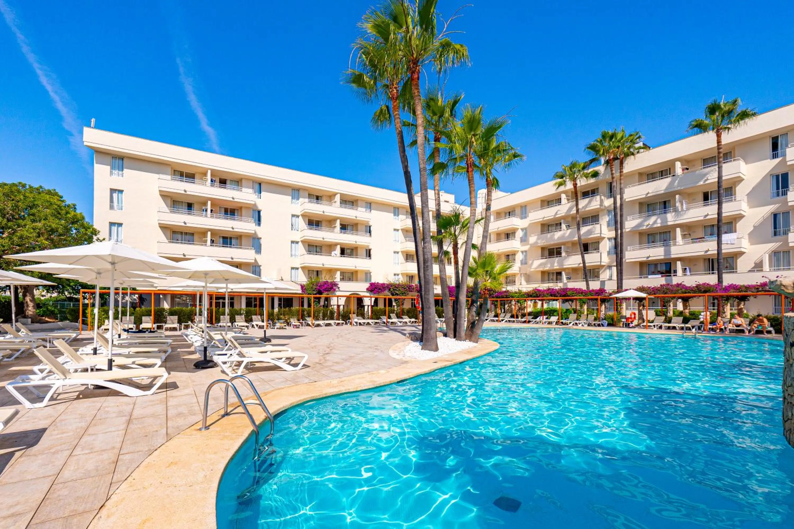 Swimming pool in Hotel Rosella affiliated by Intelier