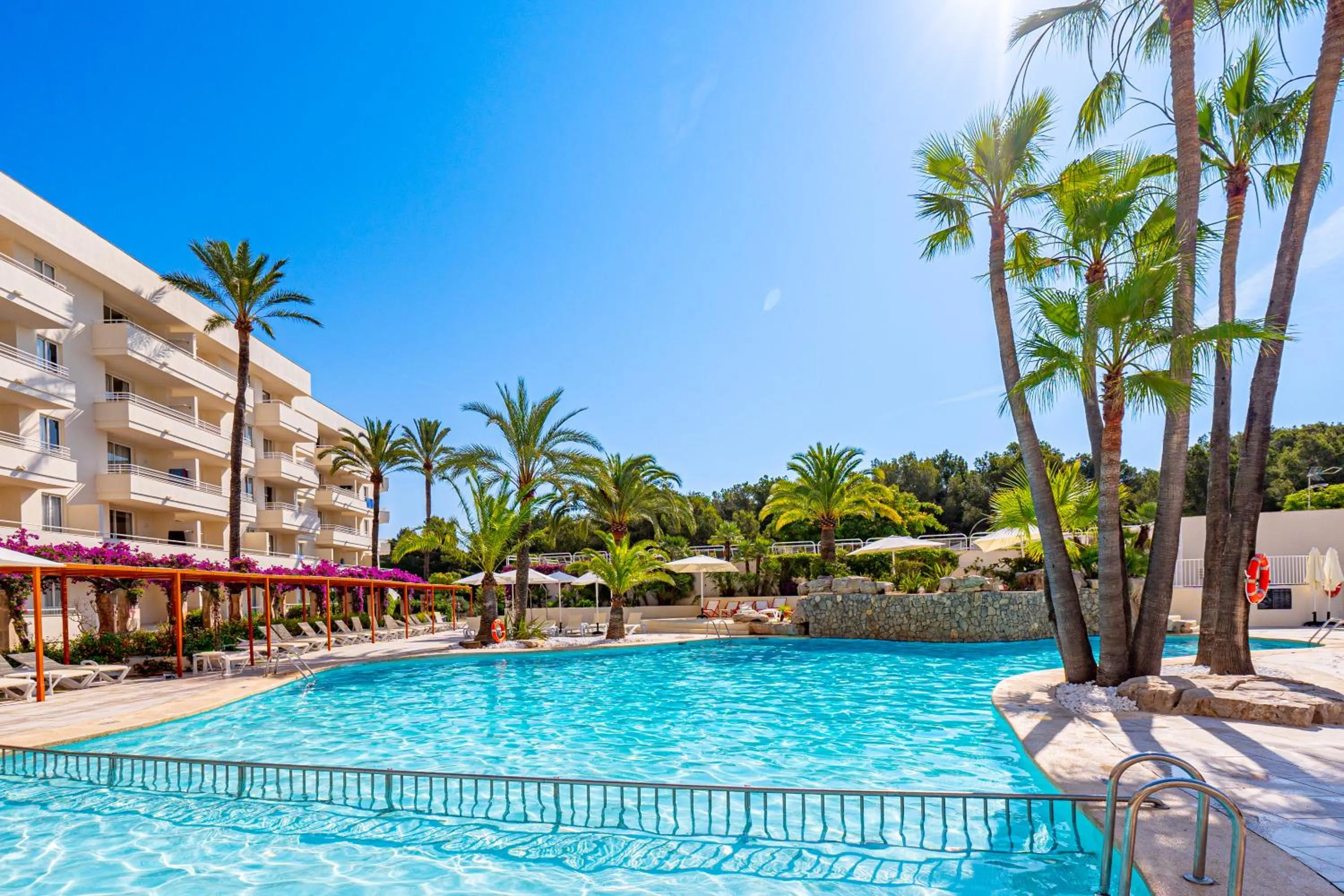 Swimming pool in Hotel Rosella affiliated by Intelier