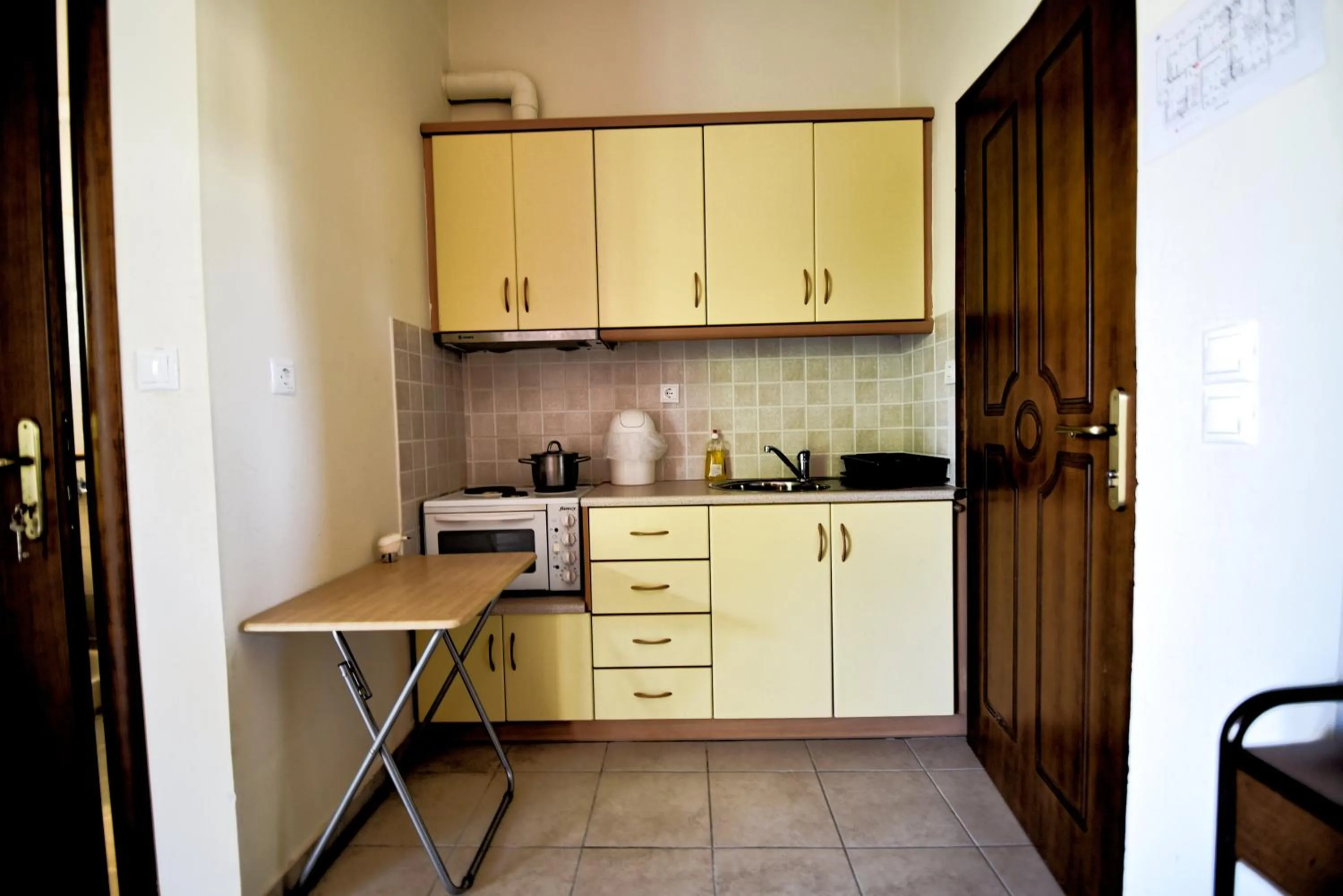 Kitchen or kitchenette in Tsertos Apartments