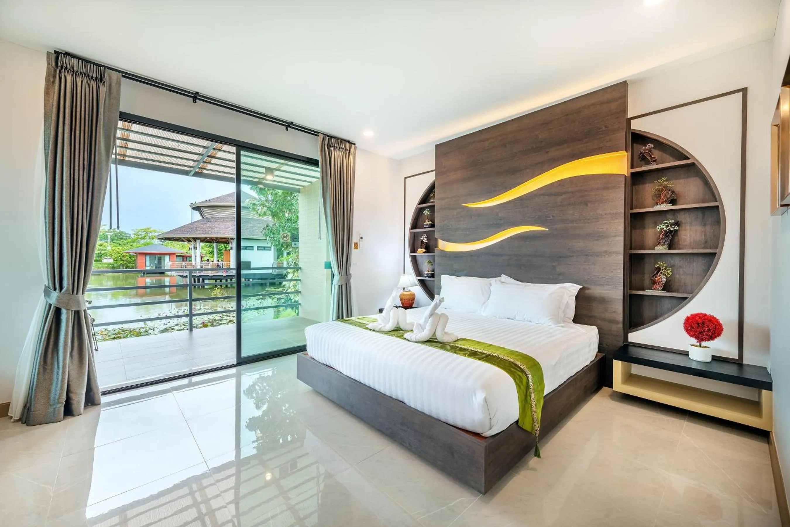 Bed in Boat House Boutique Riverside