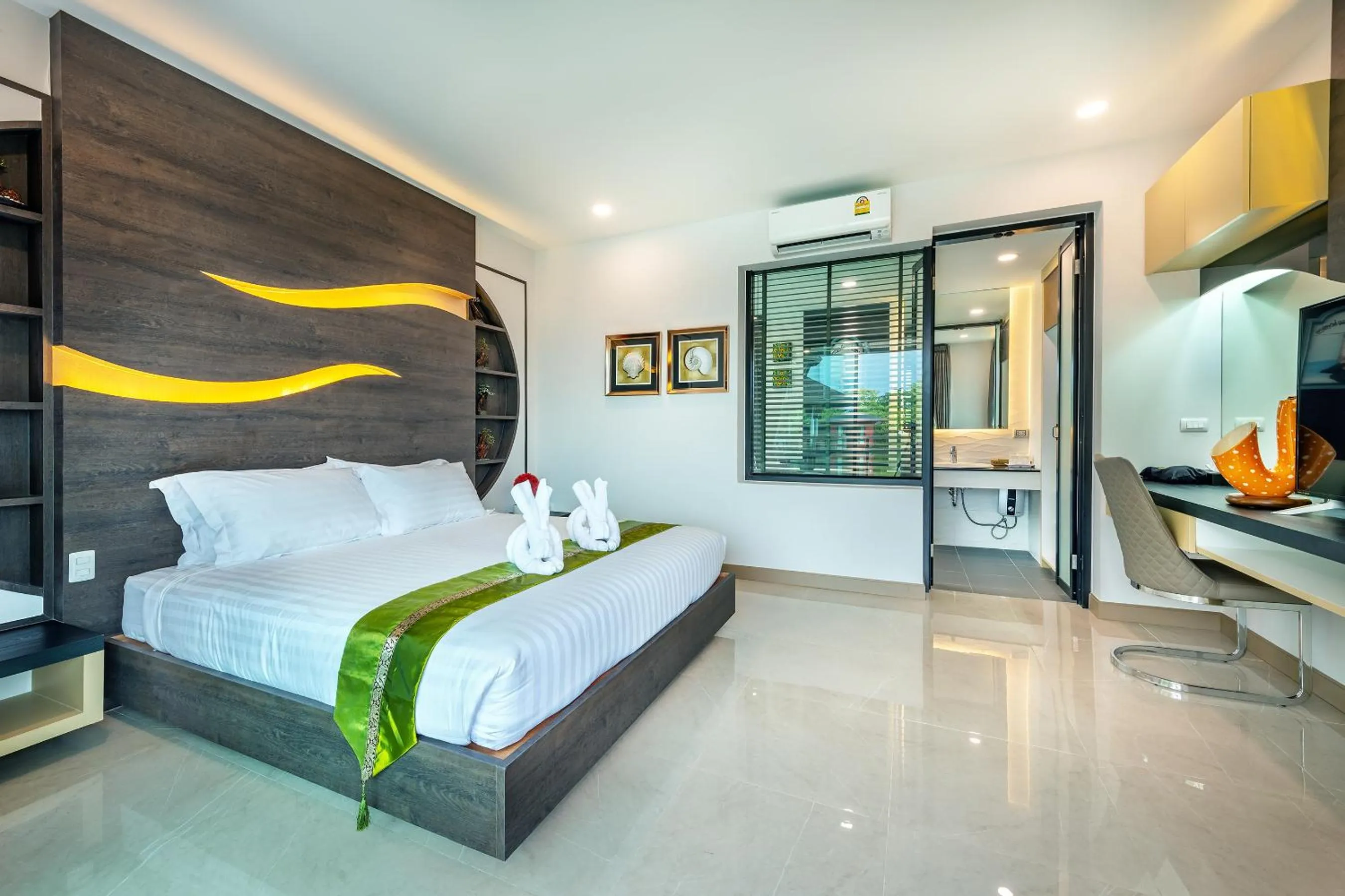 Bed in Boat House Boutique Riverside