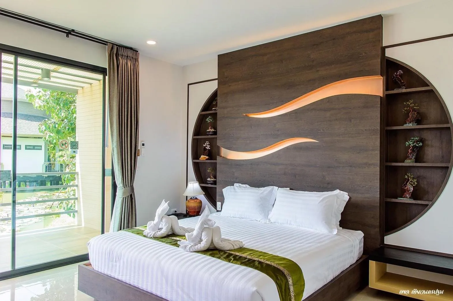 Bed in Boat House Boutique Riverside