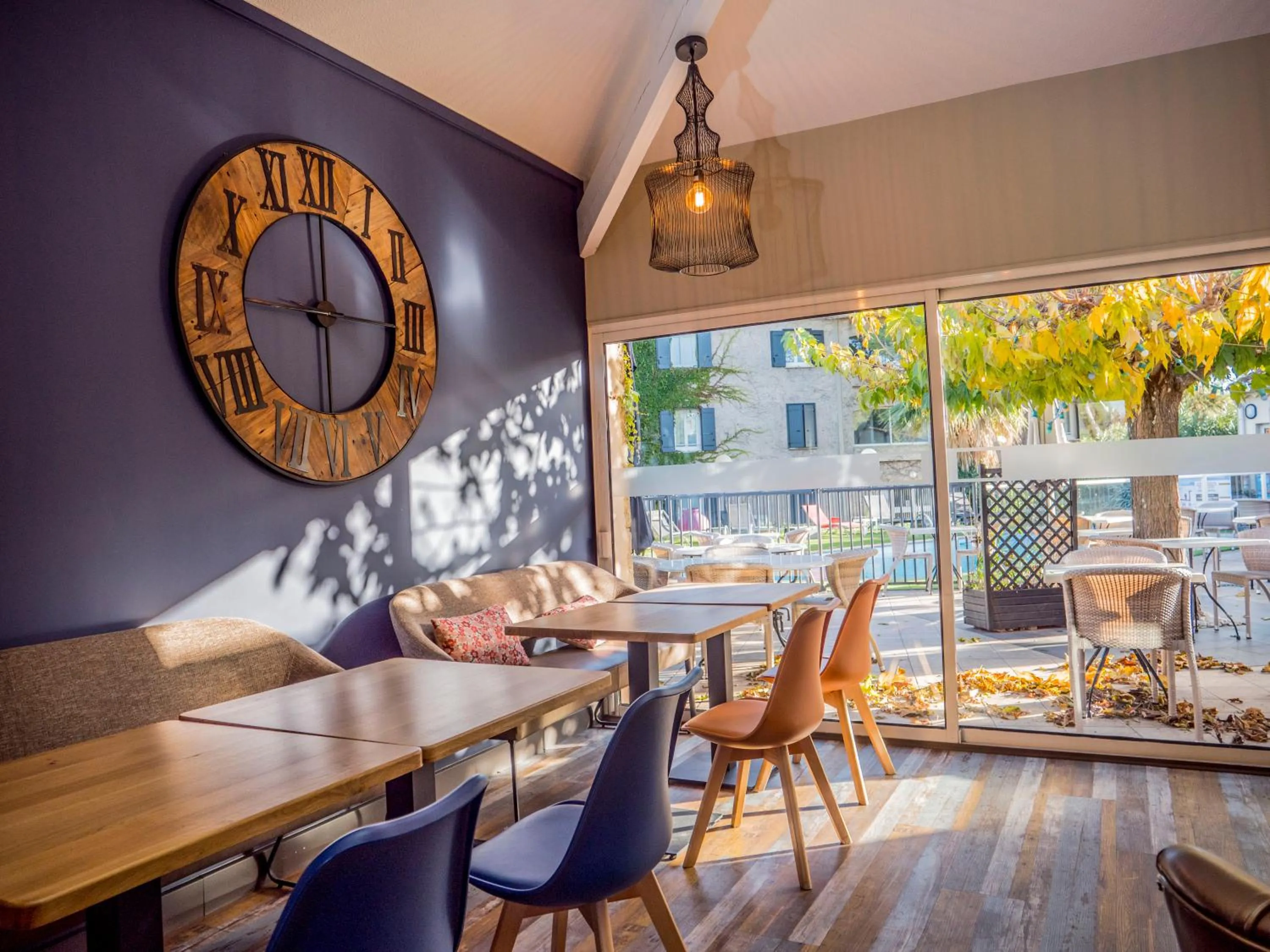 Lounge or bar in Logis Hotel Restaurant Uzès Pont du Gard