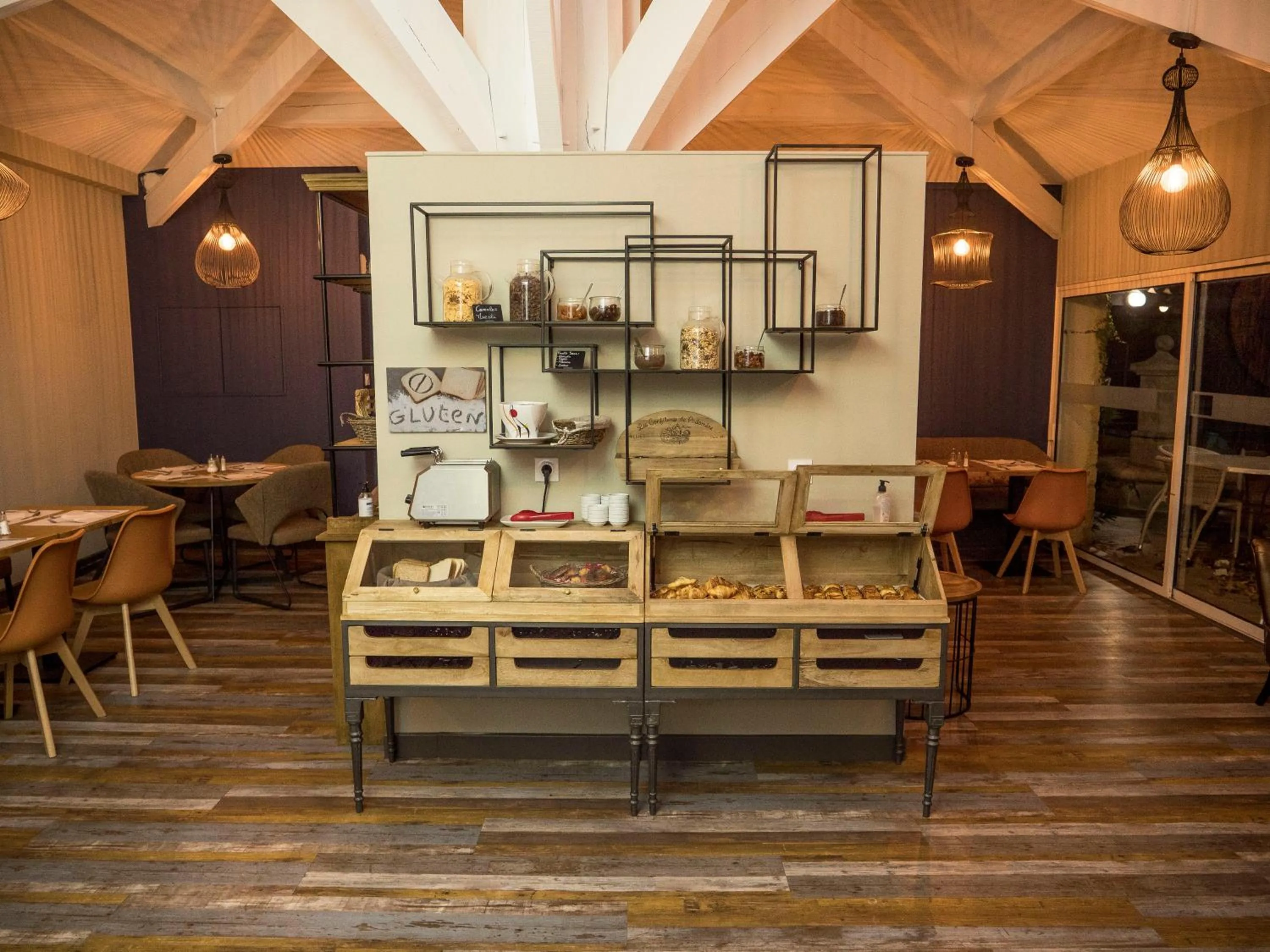 Lounge or bar in Logis Hotel Restaurant Uzès Pont du Gard